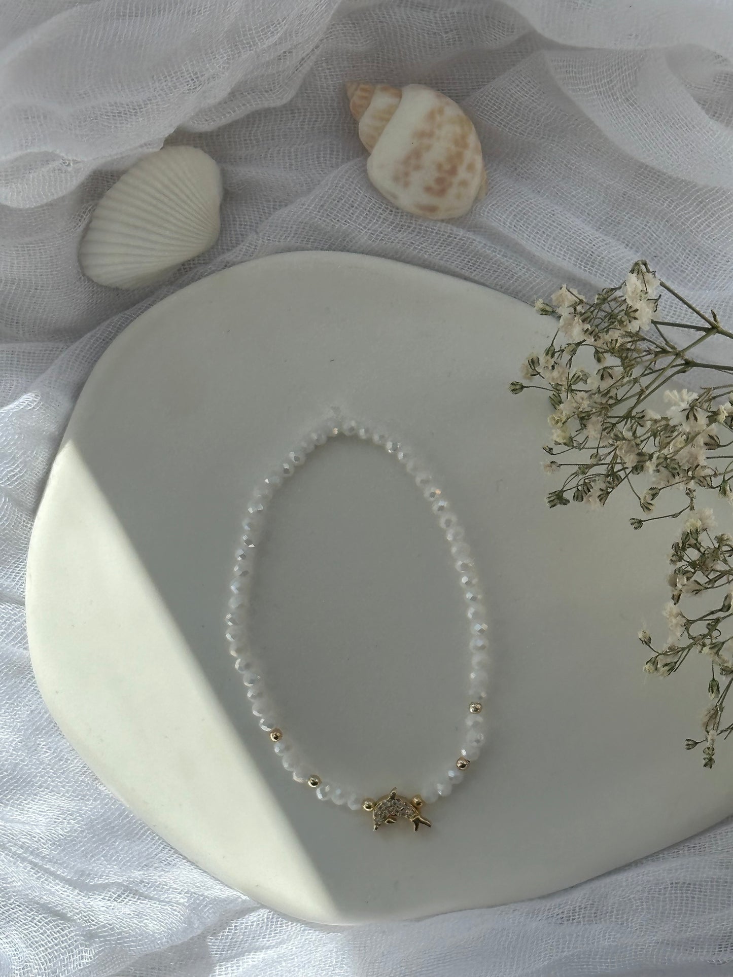 Perlenarmband mit Weißen Kristallperlen und goldenen Perlen + Delfin Anhänger - 10828