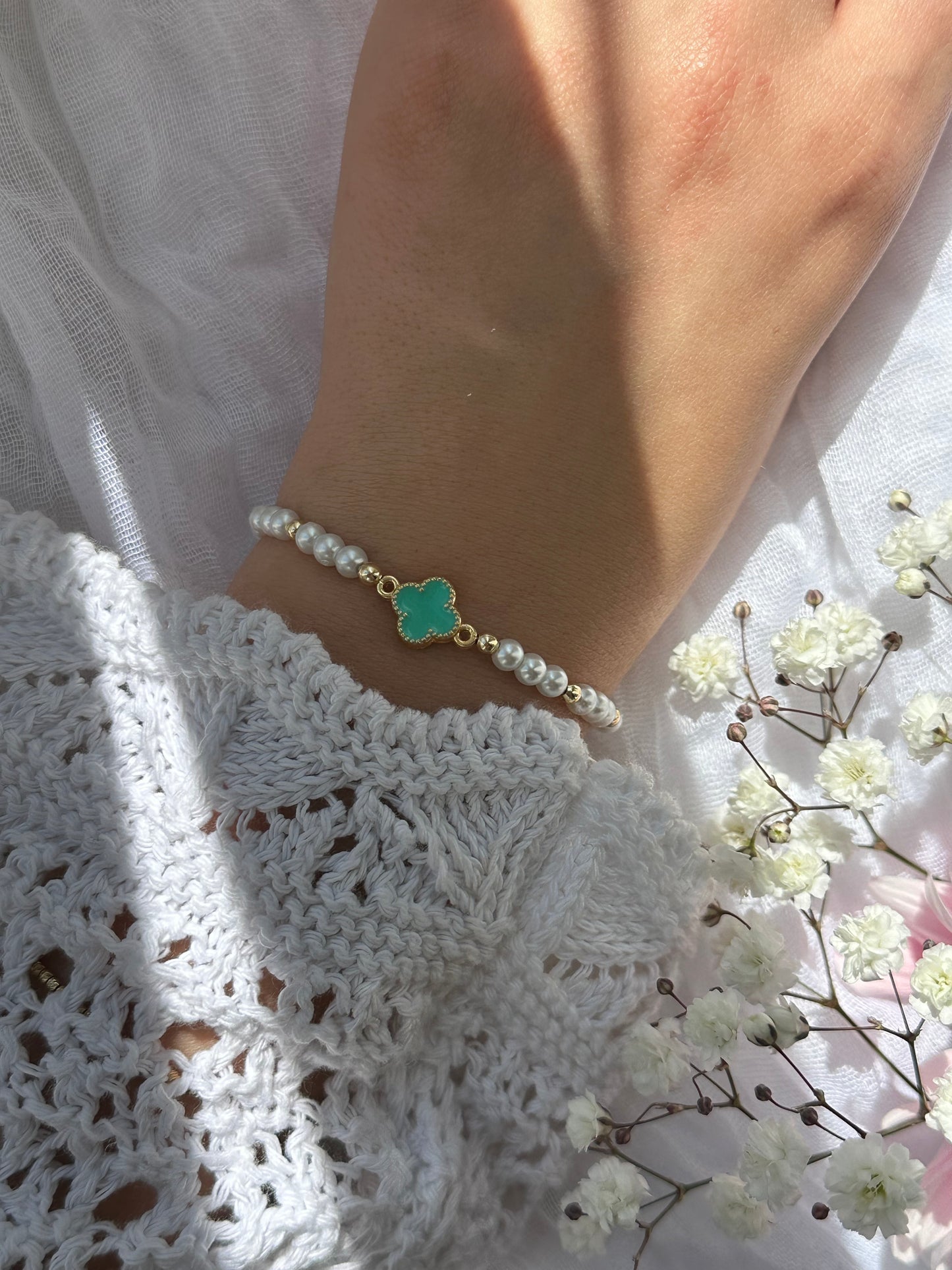 Perlenarmband mit Weißen Perlen und goldenen Details + Kleeblatt Anhänger - 10716