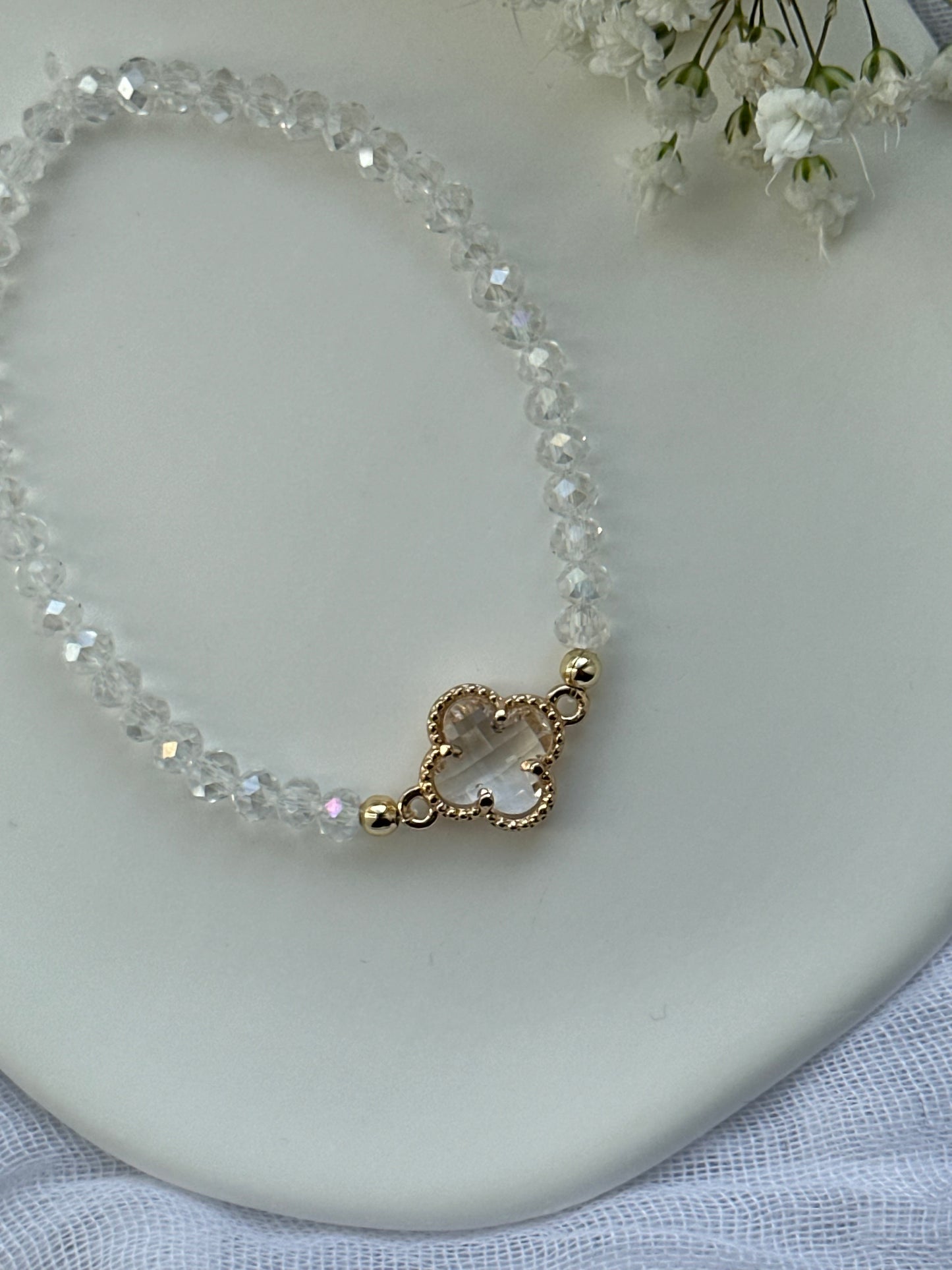 Perlenarmband mit Durchsichtigen Kristallperlen und Kleeblatt Anhänger - 10573