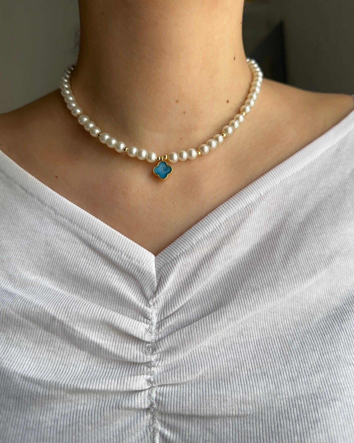 Perlenkette mit Weißen Perlen + Blauen Kleeblatt Anhänger - 10605