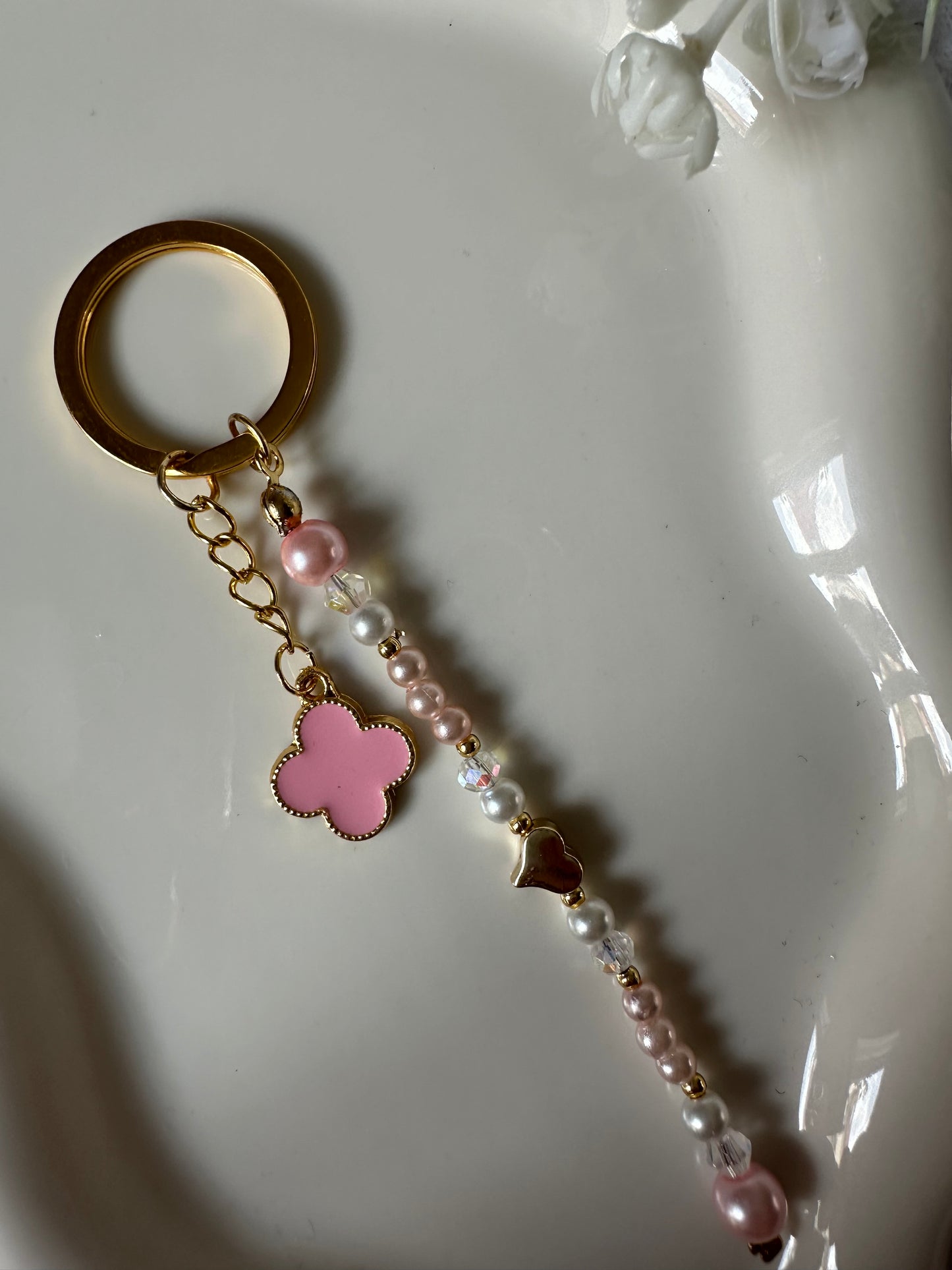Schlüsselanhänger mit Rosa und weißen Perlen + Goldenen Perlen und Herz Anhänger + Kleeblatt - 10008