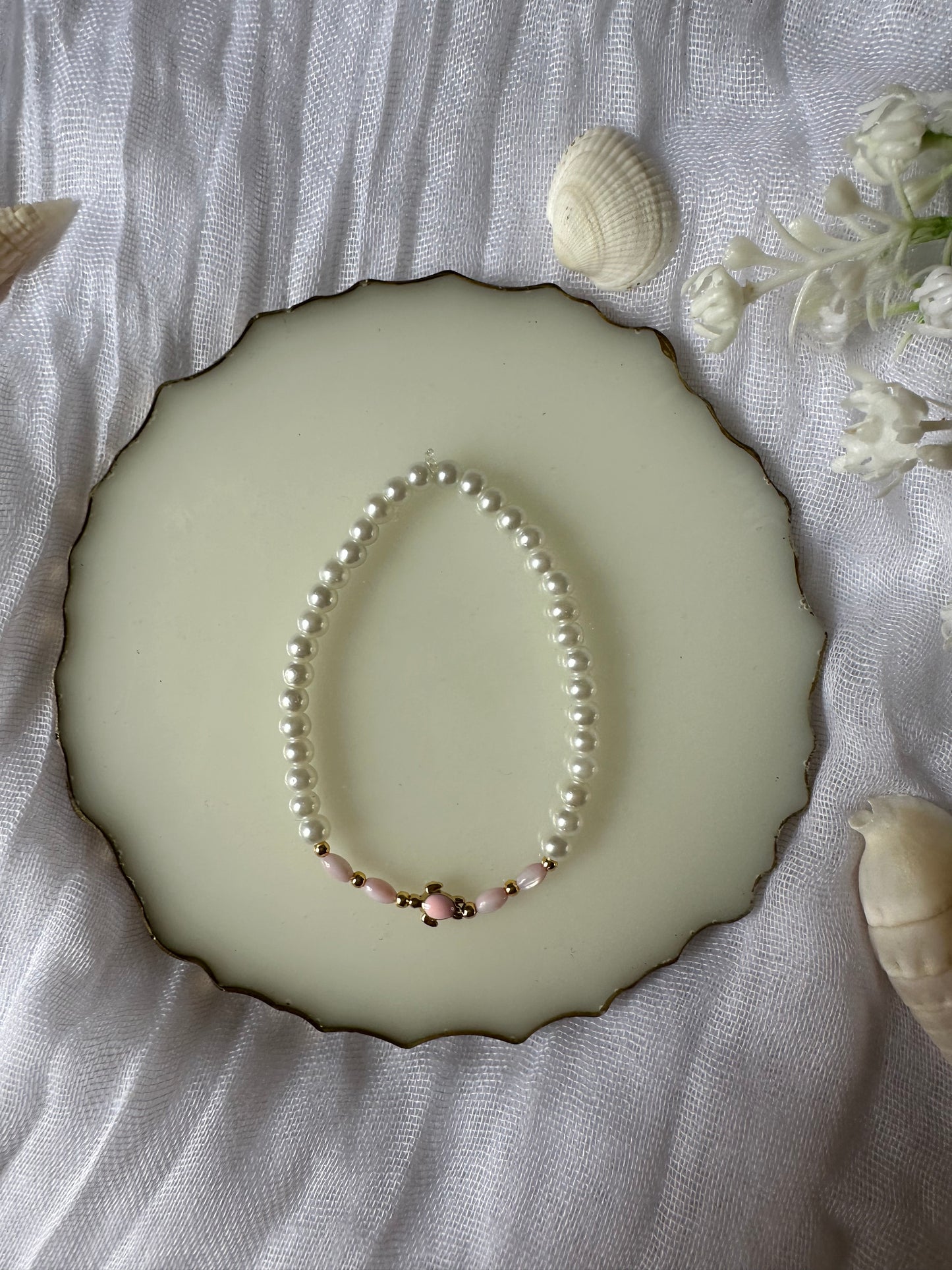 Perlenarmband mit Weißen und Rosa Perlen und Schildkröten Anhänger - 10320
