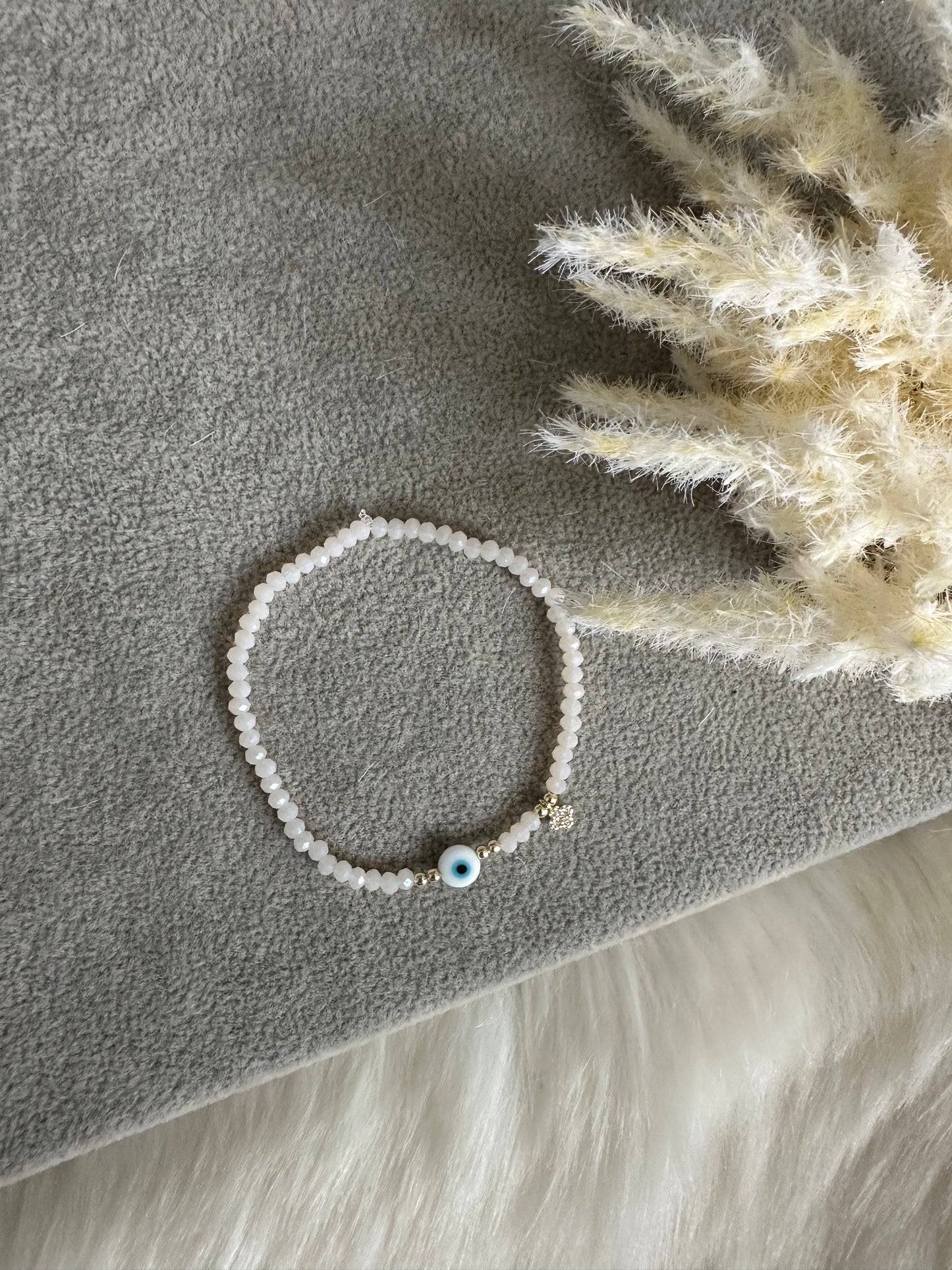 Perlenarmband mit Beigen Kristallperlen und Nazar + Kleeblatt Anhänger - 10479