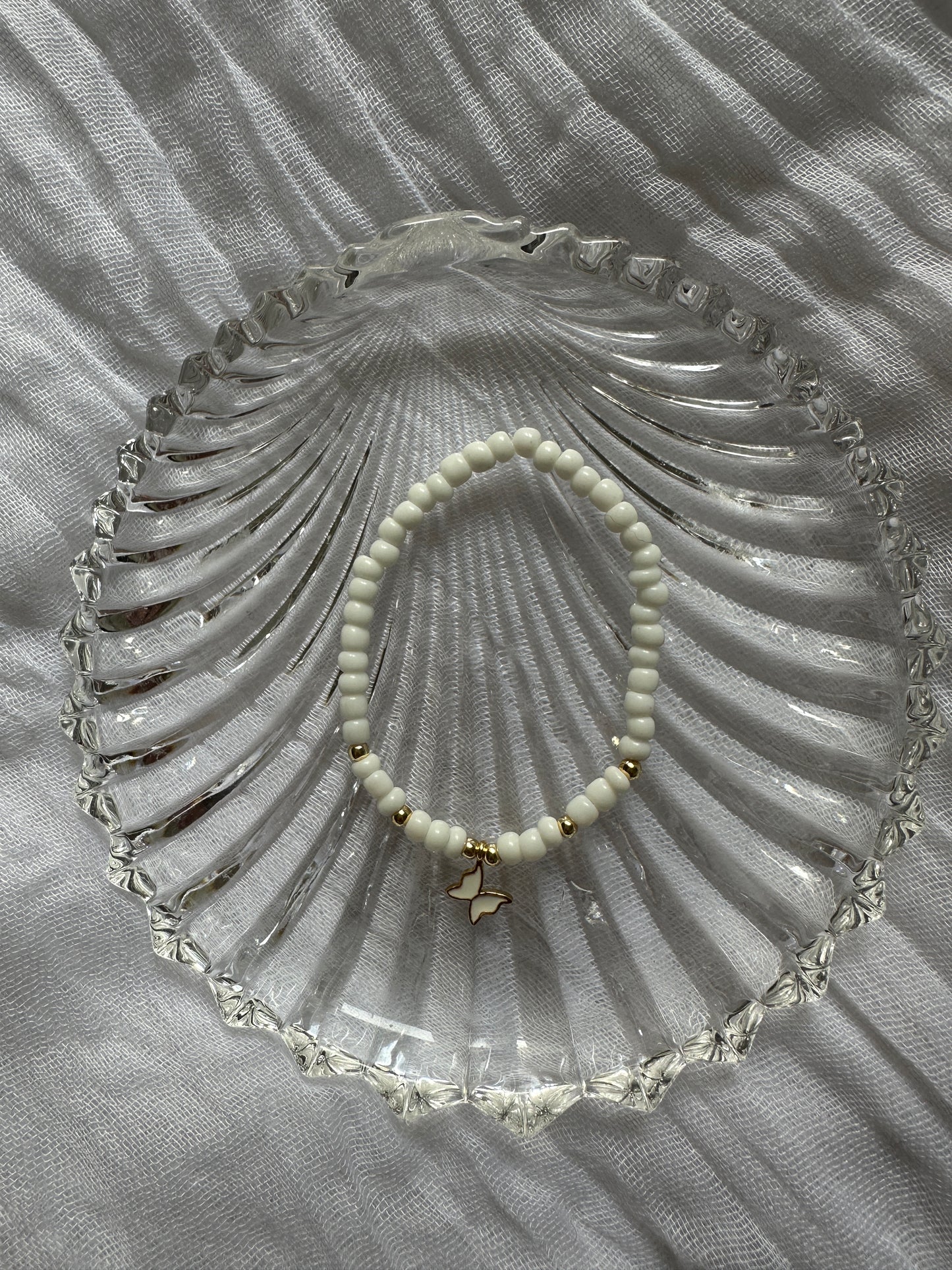 Perlenarmband mit Weißen Perlen und Schmetterling Anhänger - 10382