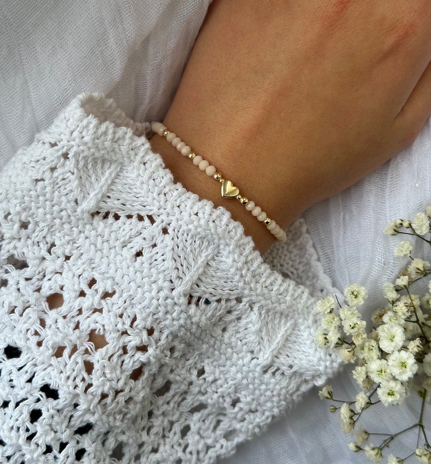 Perlenarmband mit Beigen Kristallperlen und Herz Anhänger - 10525