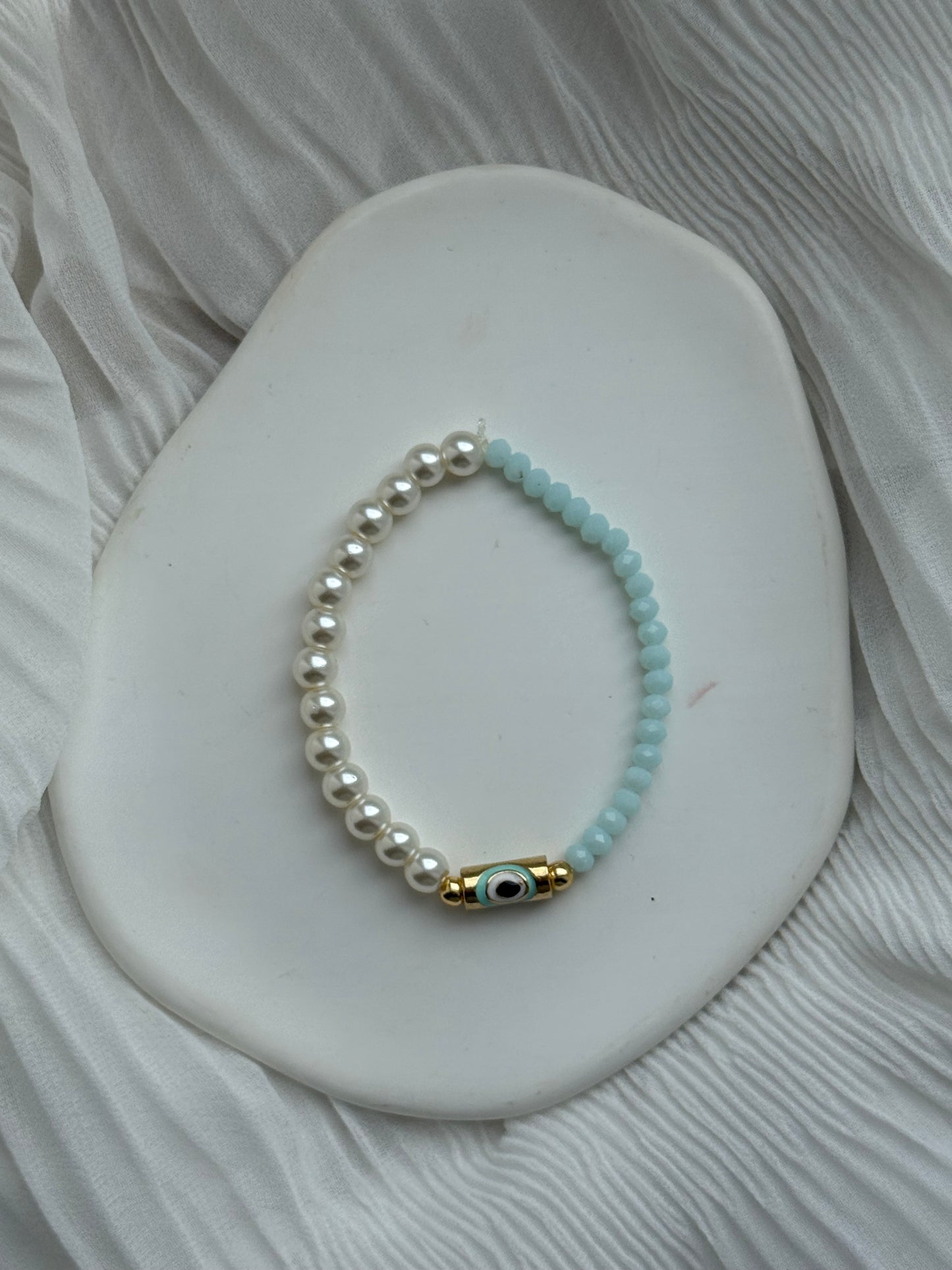 Half & Half Perlenarmband mit Türkisen Kristallperlen und Weißen Perlen + Nazar Anhänger - 111181