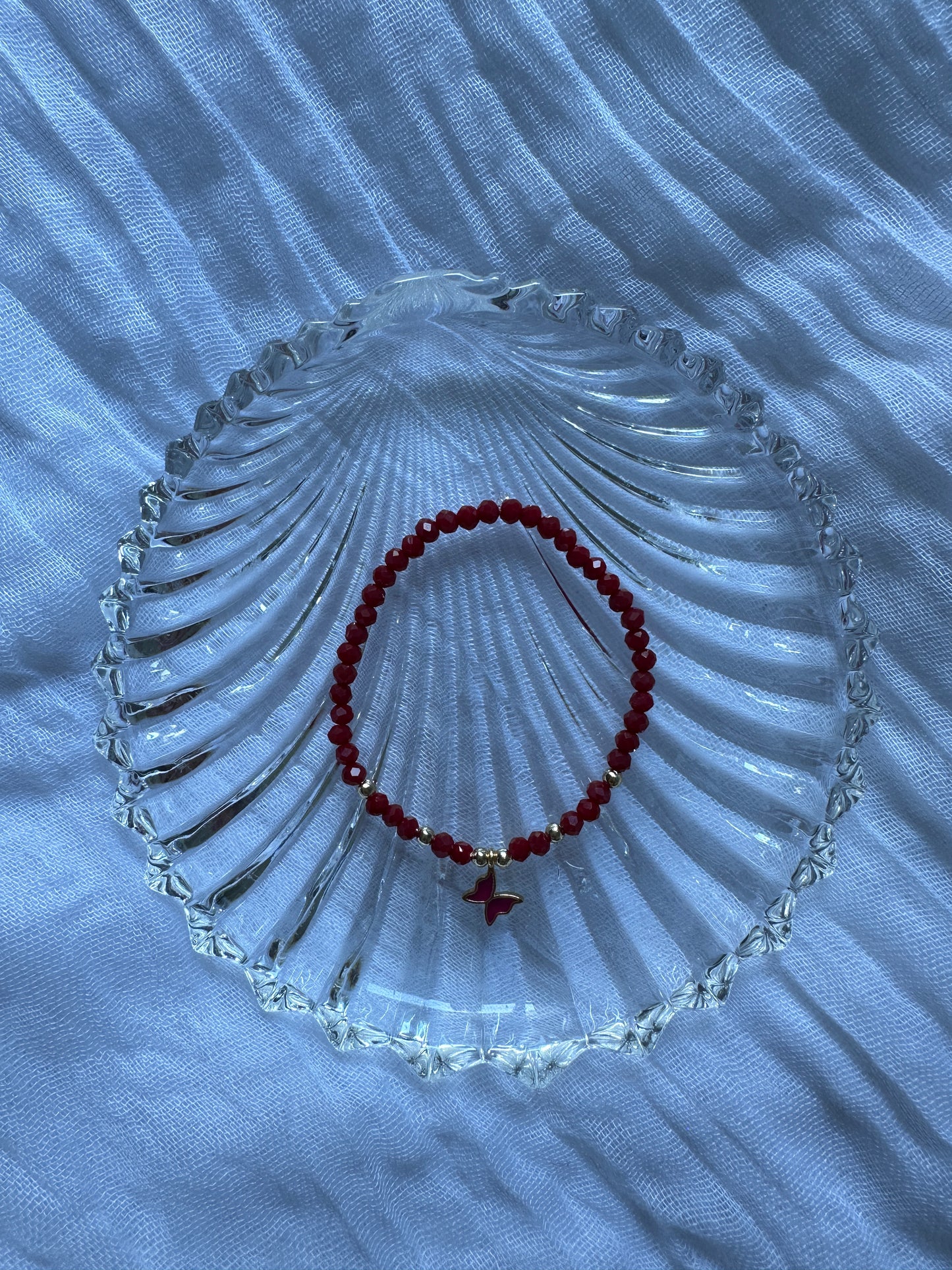 Perlenarmband Rot mit Schmetterling Anhänger - 10273