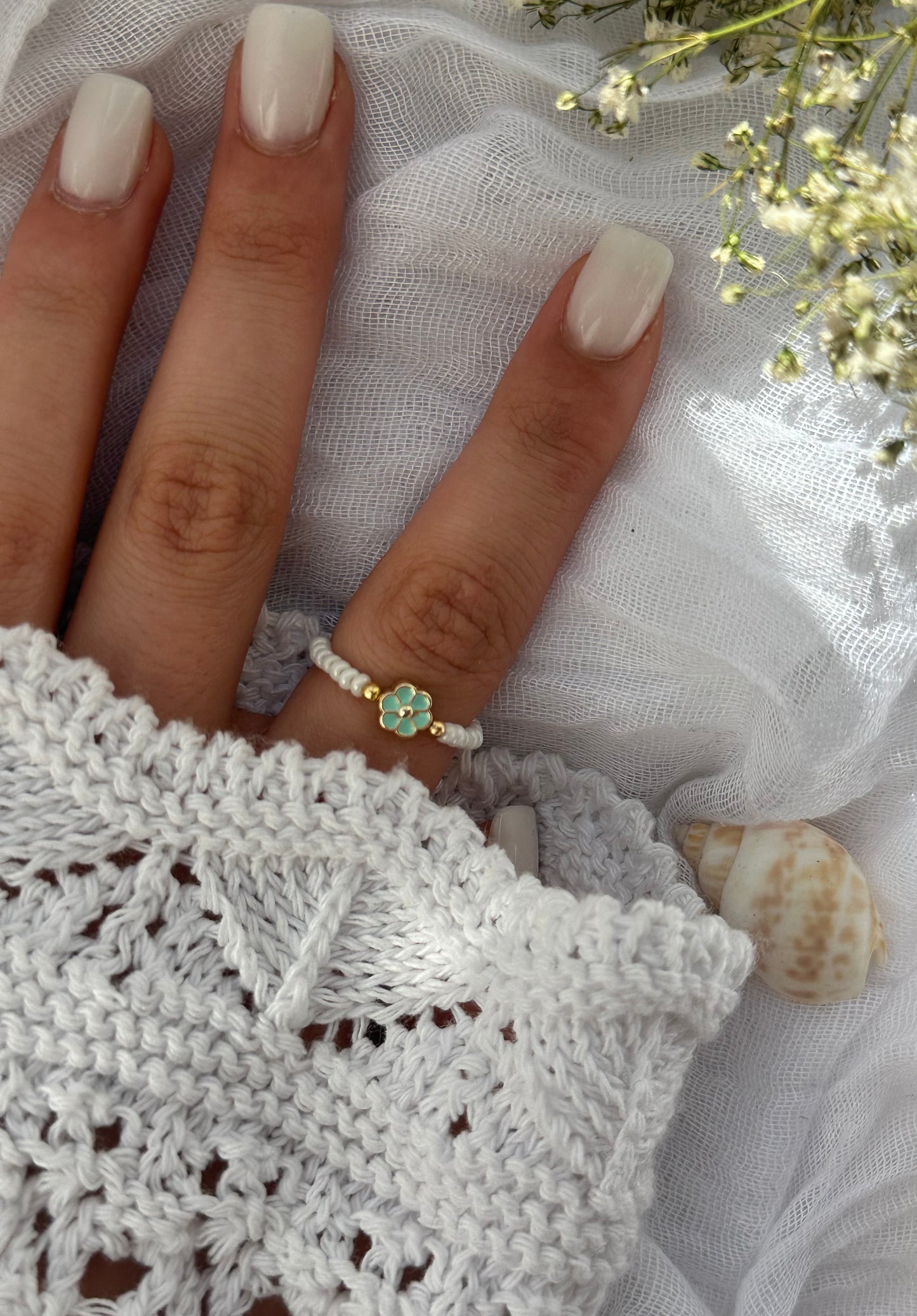 Perlenring mit Weißen Perlen und goldenen Details + Blumen Anhänger - 10786