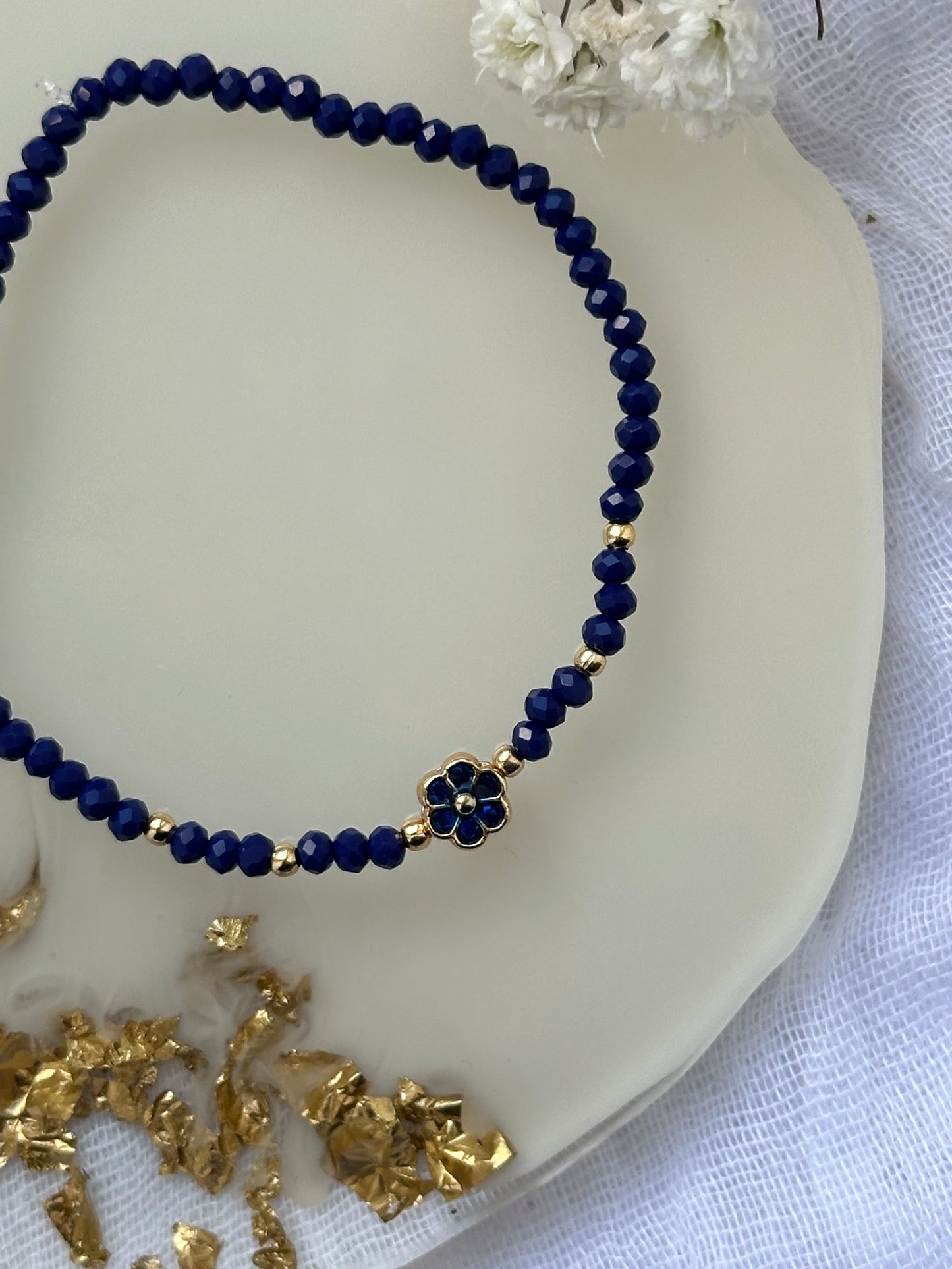 Perlenarmband mit Blauen Kristallperlen und Blumen Anhänger - 10518