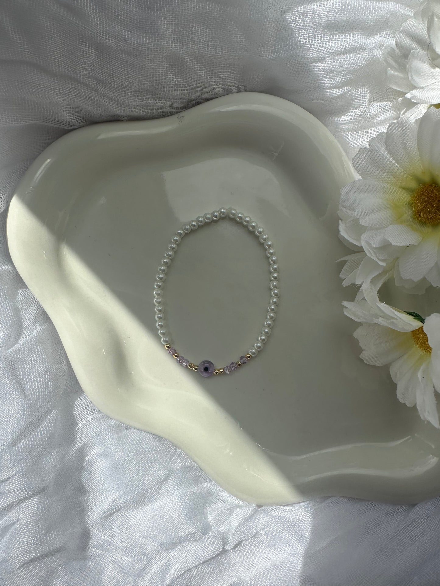 Perlenarmband mit Weißen und Lila Perlen und Nazar - 10371
