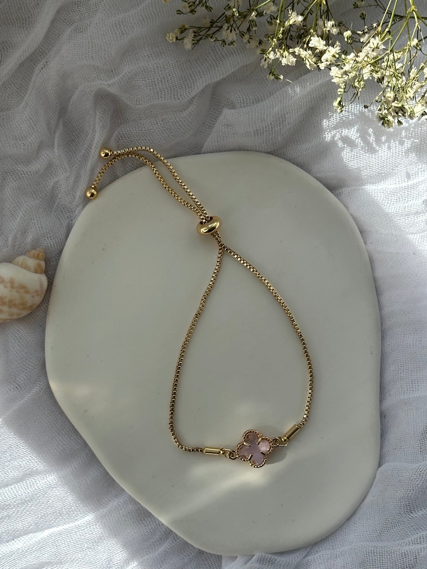 Verstellbares Armband mit Kleeblatt Anhänger - 10858