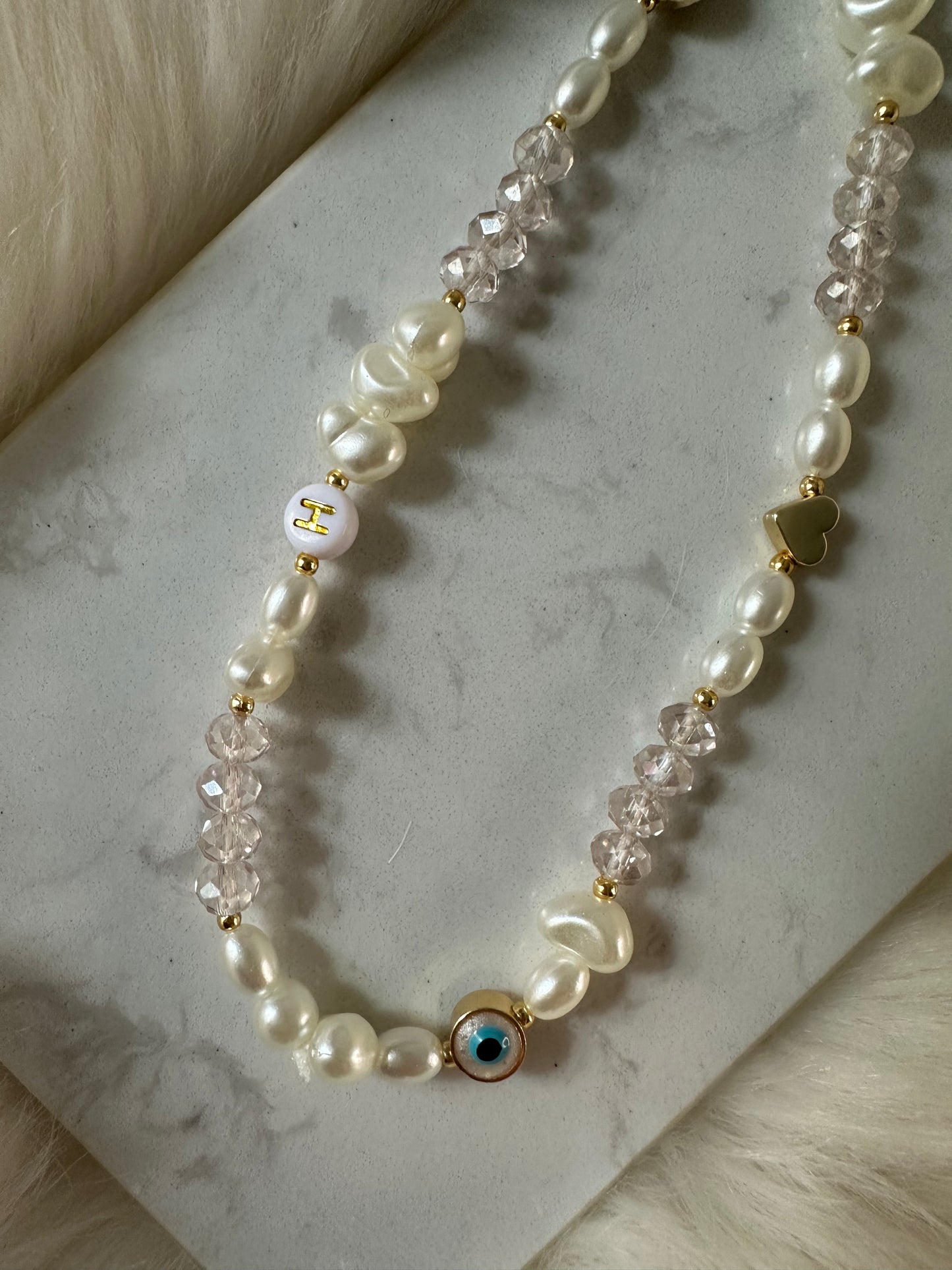 Handykette mit weißen und Rosanen Perlen und Goldenen Anhänger - 10083