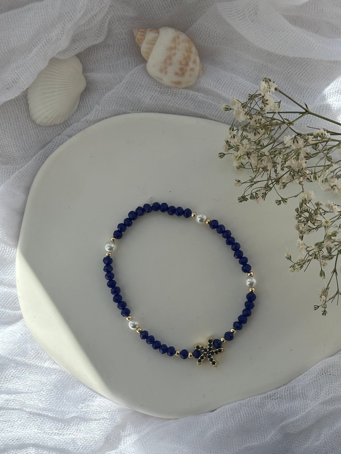 Perlenarmband mit Dunkelblauen Kristallperlen, Weißen Perlen und goldenen Perlen + Seestern Anhänger - 10827