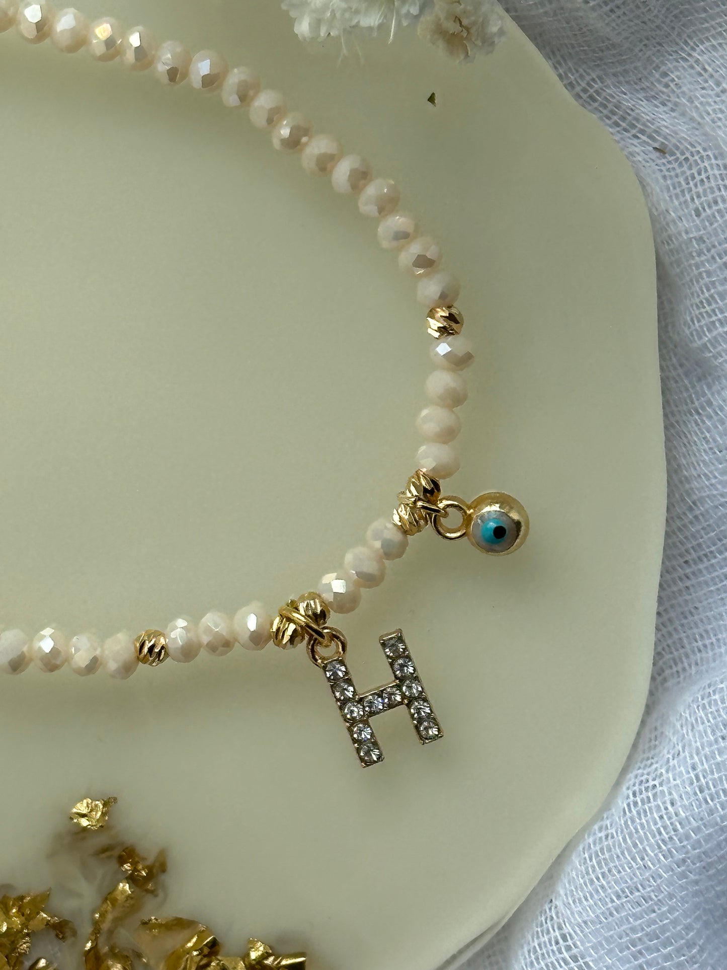 Perlenarmband personalisiert mit Beigen Kristallperlen und Nazar Anhänger - 10524