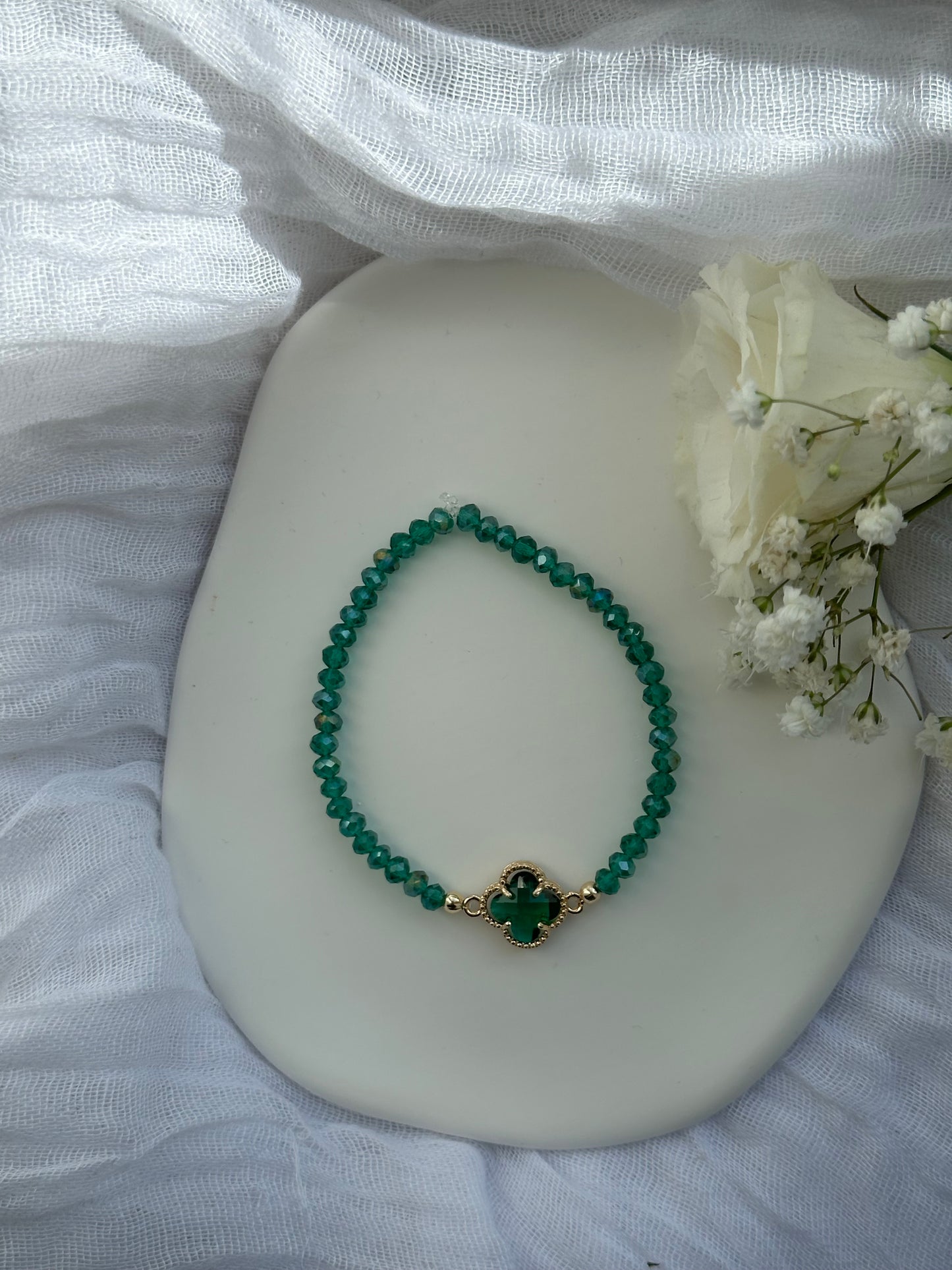 Perlenarmband mit Grünen Kristallperlen und Kleeblatt Anhänger - 10545