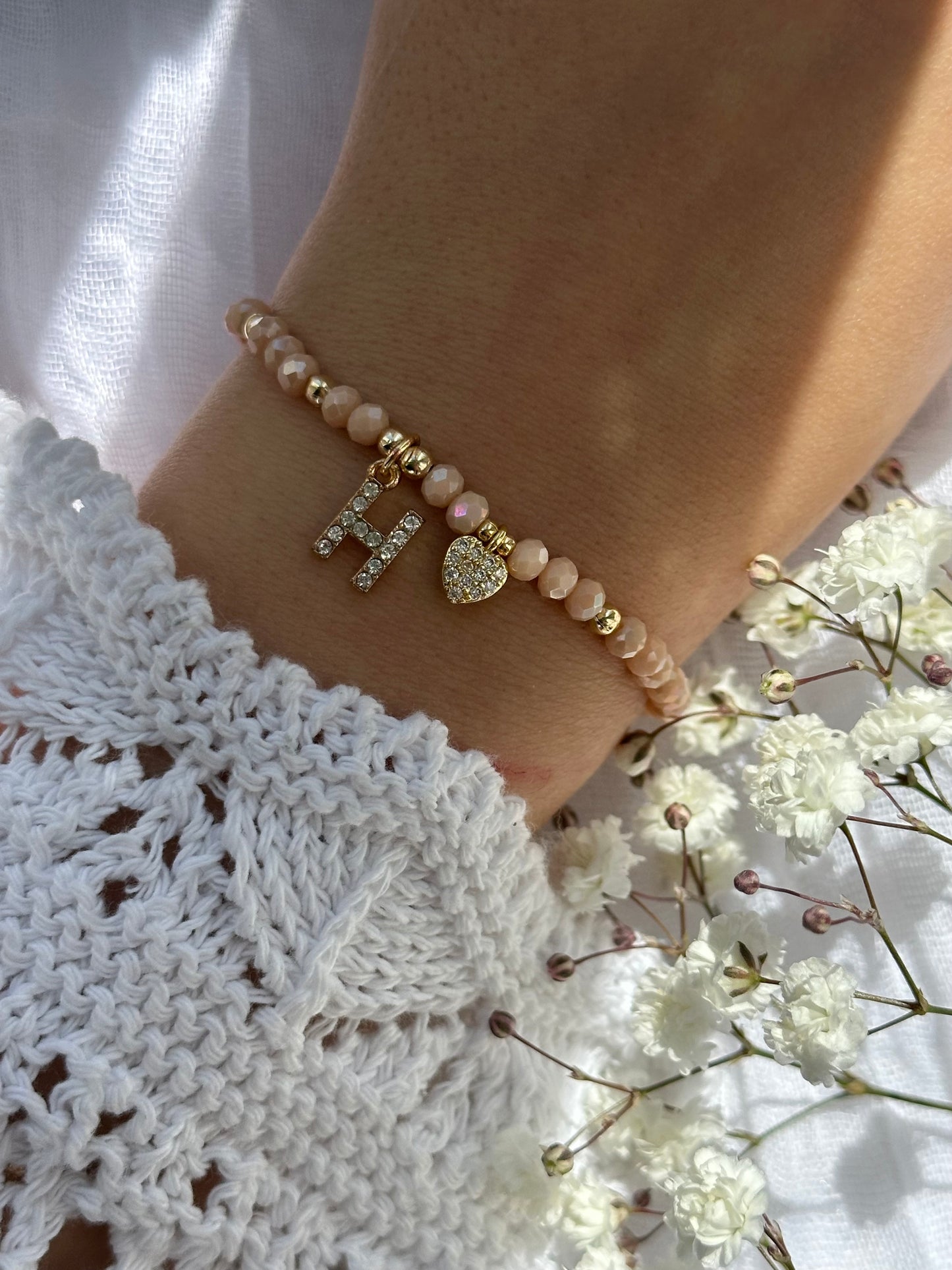 Perlenarmband personalisiert mit Beigen Kristallperlen und goldenen Details + Herz Anhänger - 10762