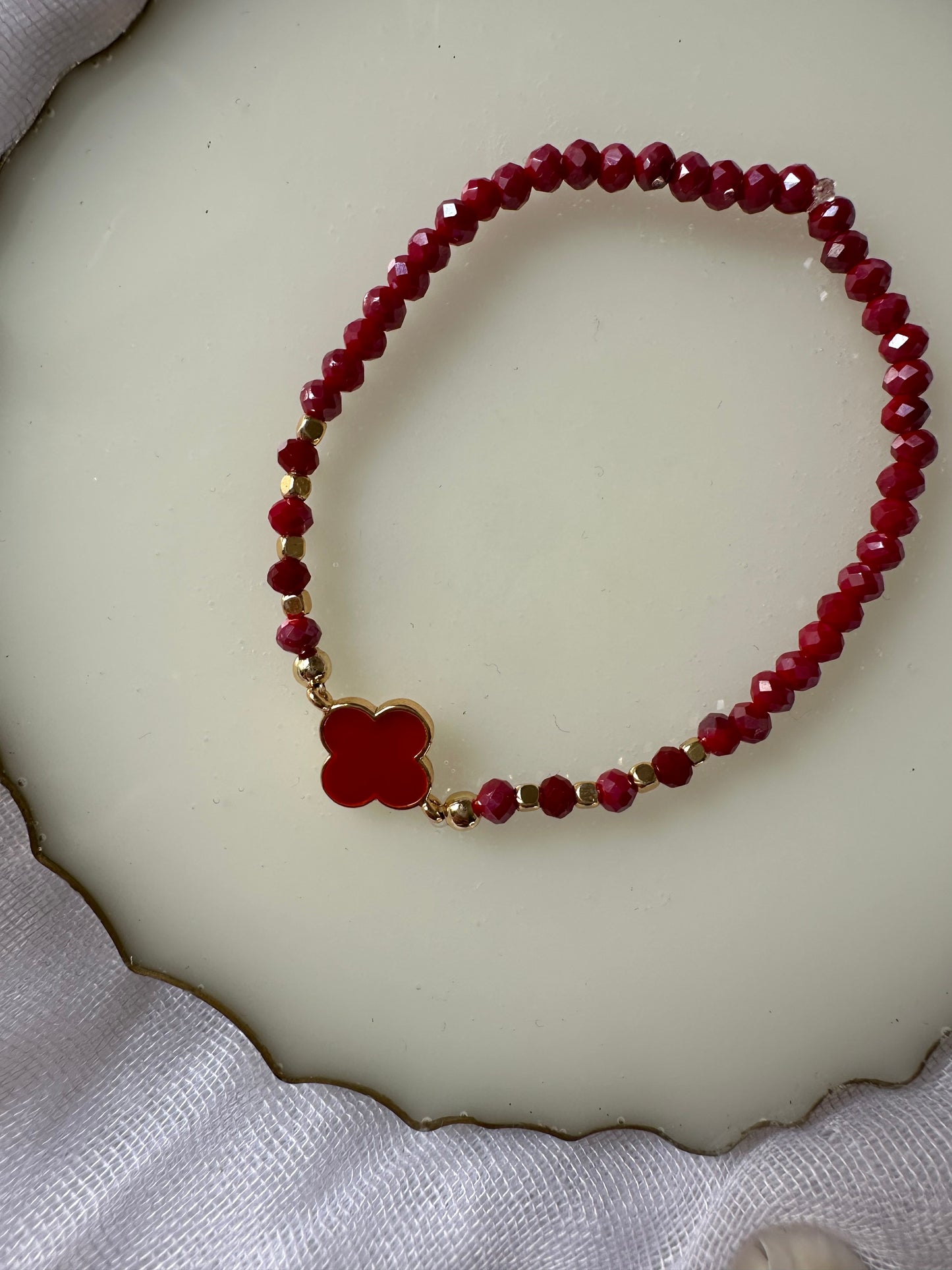 Perlenarmband mit Roten Kristallperlen und Kleeblatt Anhänger - 10321