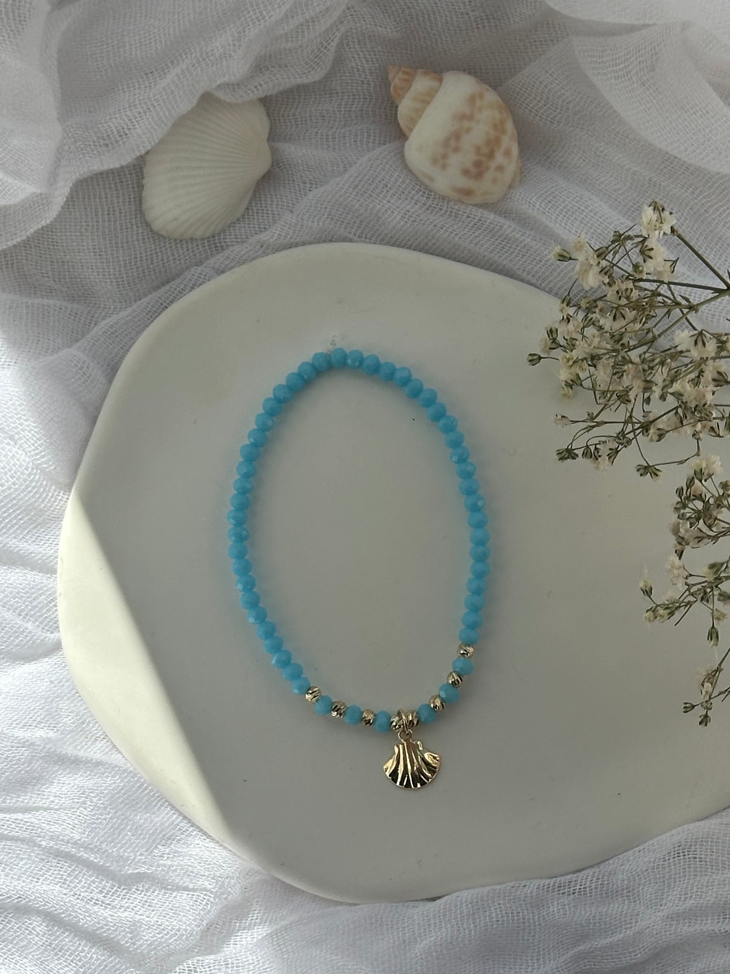 Perlenarmband mit Blauen Kristallperlen und Goldenen Perlen + Muschel Anhänger - 10840