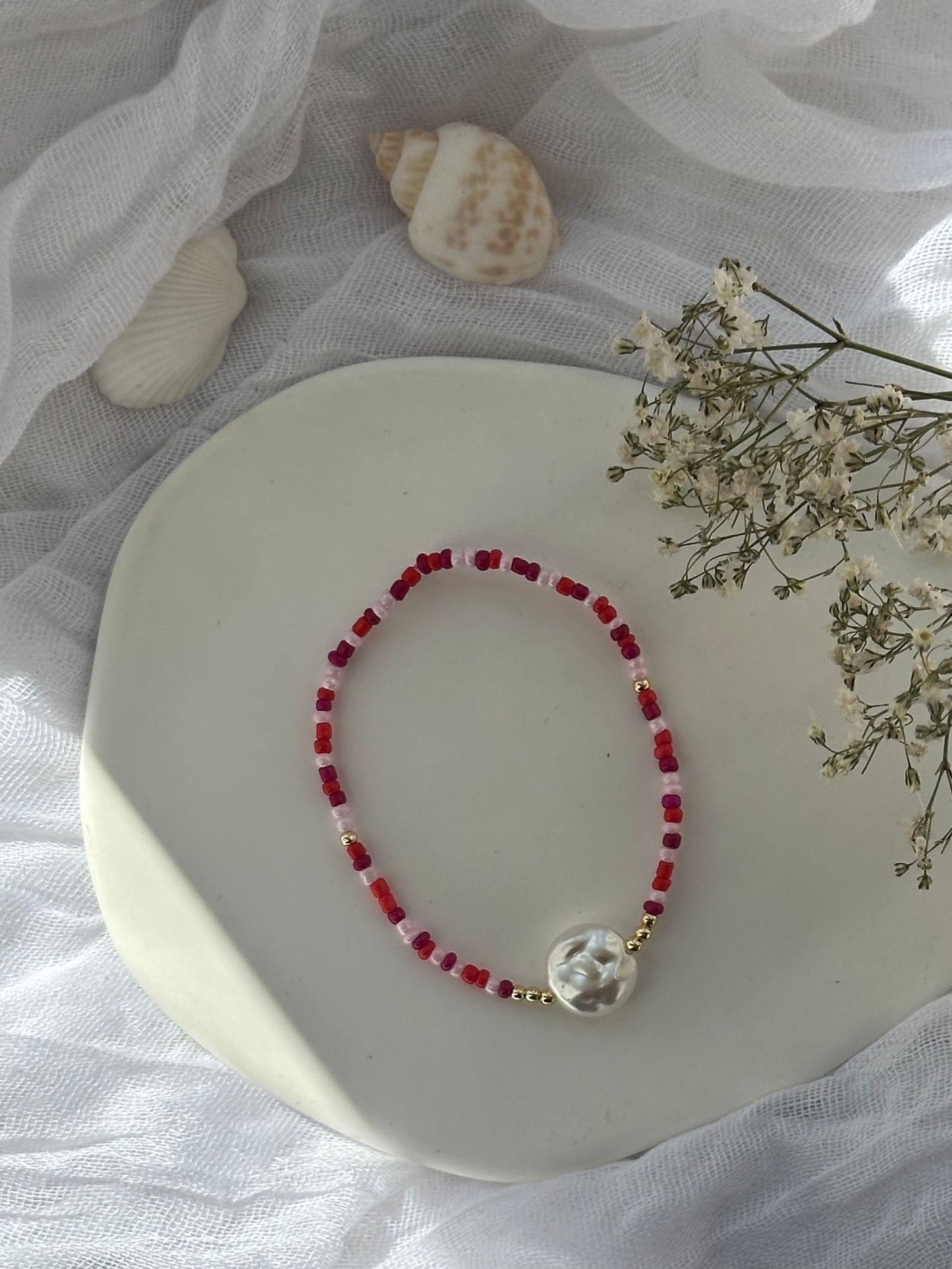 Perlenarmband mit Bunten Perlen und Goldenen Perlen + Perlen Anhänger - 10839