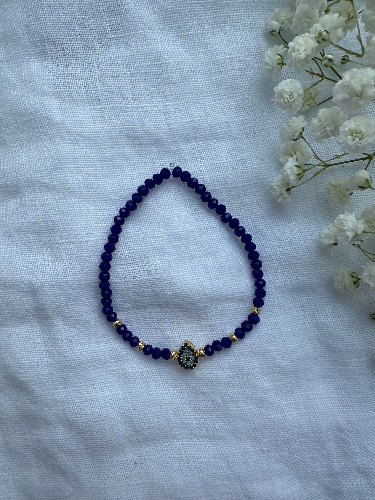 Perlenarmband mit Dunkelblauen Kristallperlen und Nazar Anhänger - 10422