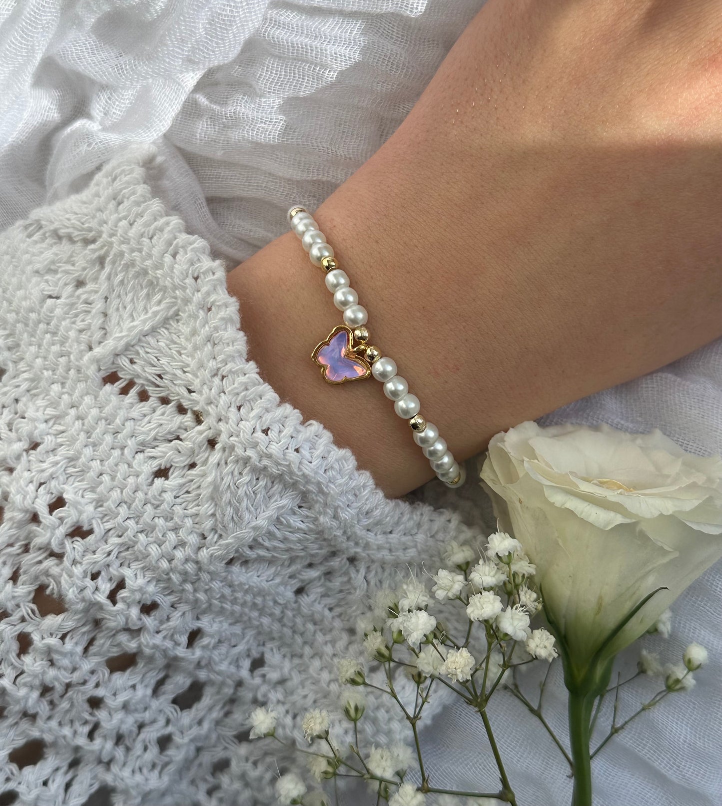 Perlenarmband mit Weißen Perlen und Schmetterling Anhänger - 10566