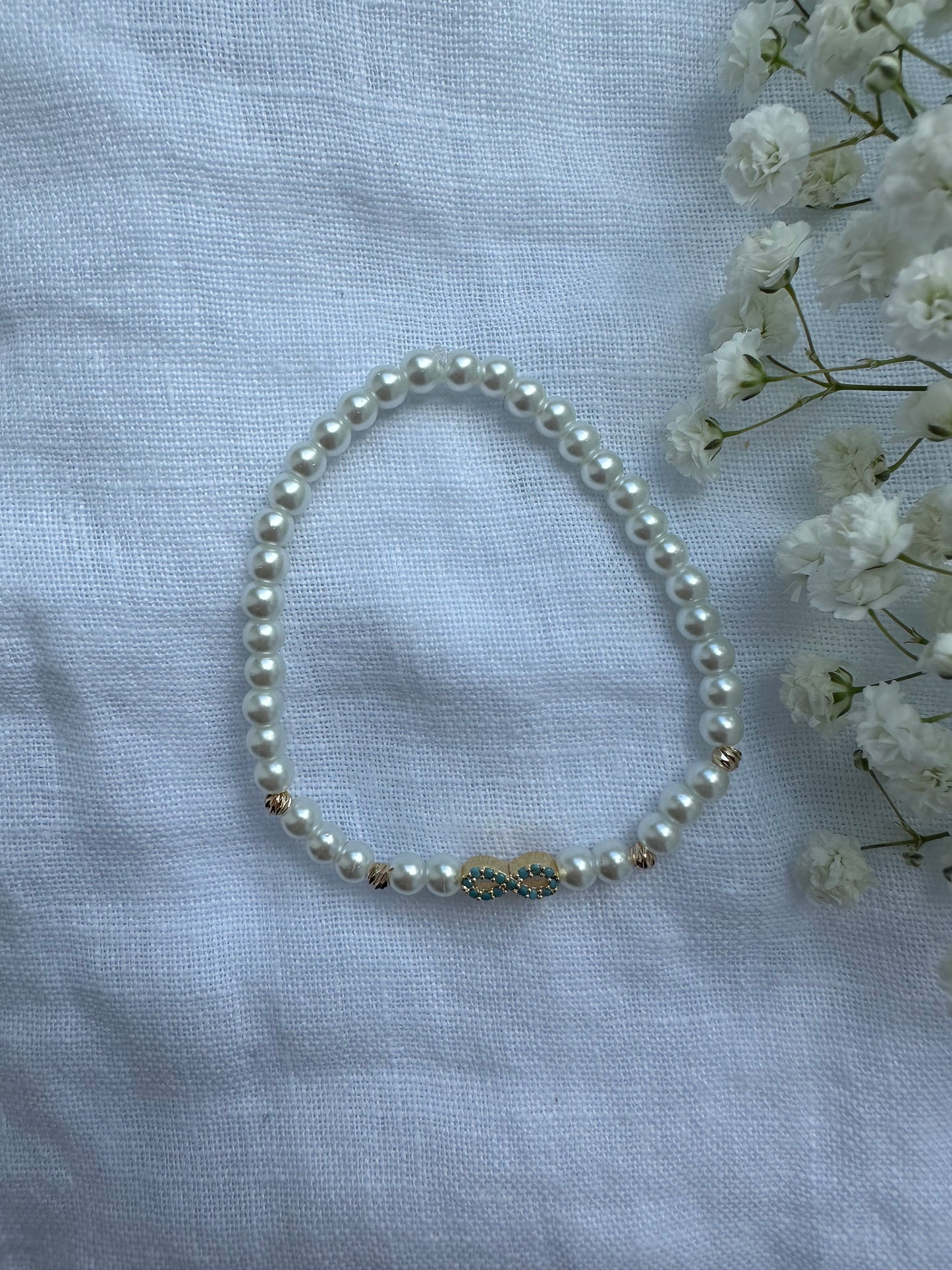 Perlenarmband mit Weißen Perlen und Unendlichkeit Anhänger - 10368