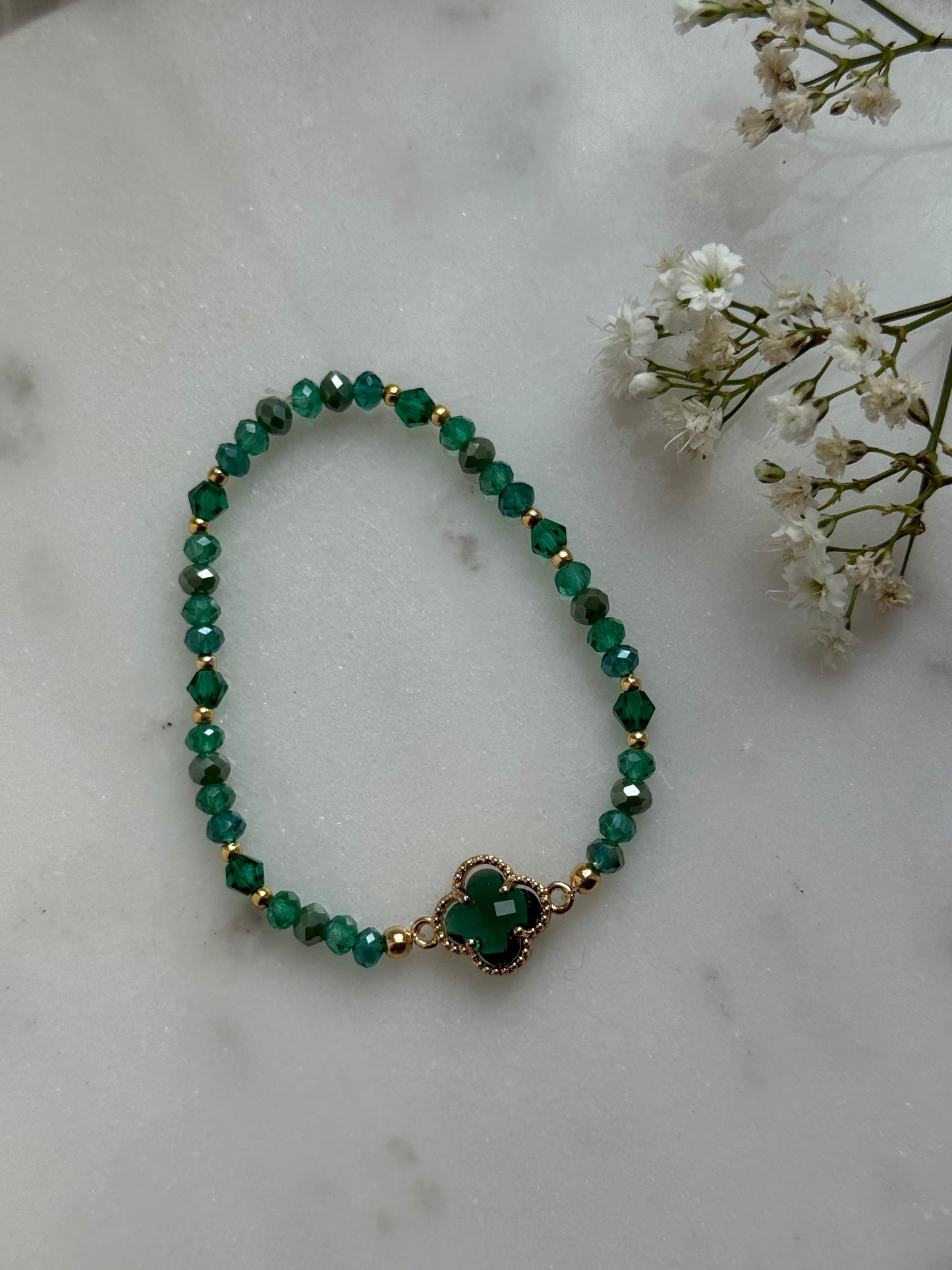 Perlenarmband mit Grünen Kristallperlen, Goldenen Perlen + Kleeblatt Anhänger - 10966