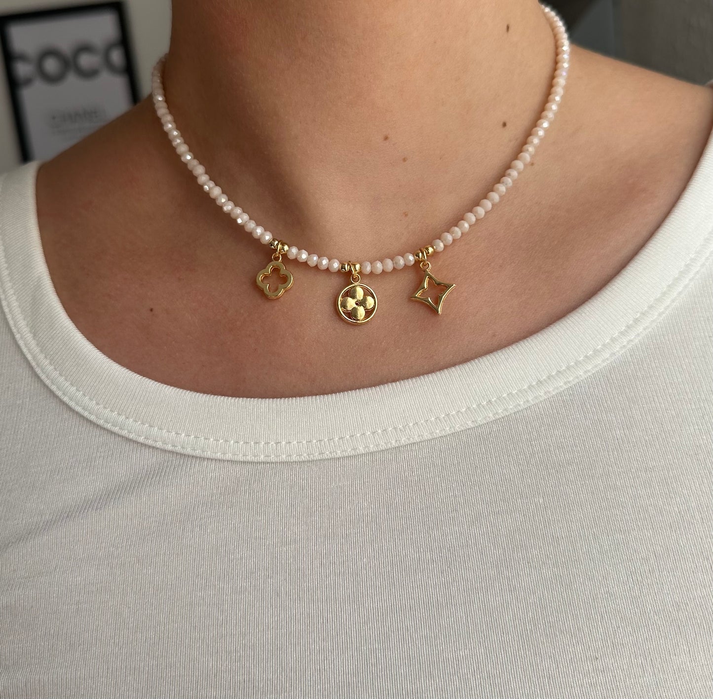 Charms Perlenkette Clover mit Beigen Kristallperlen und Goldenen Perlen + Kleeblatt Anhänger - 10808