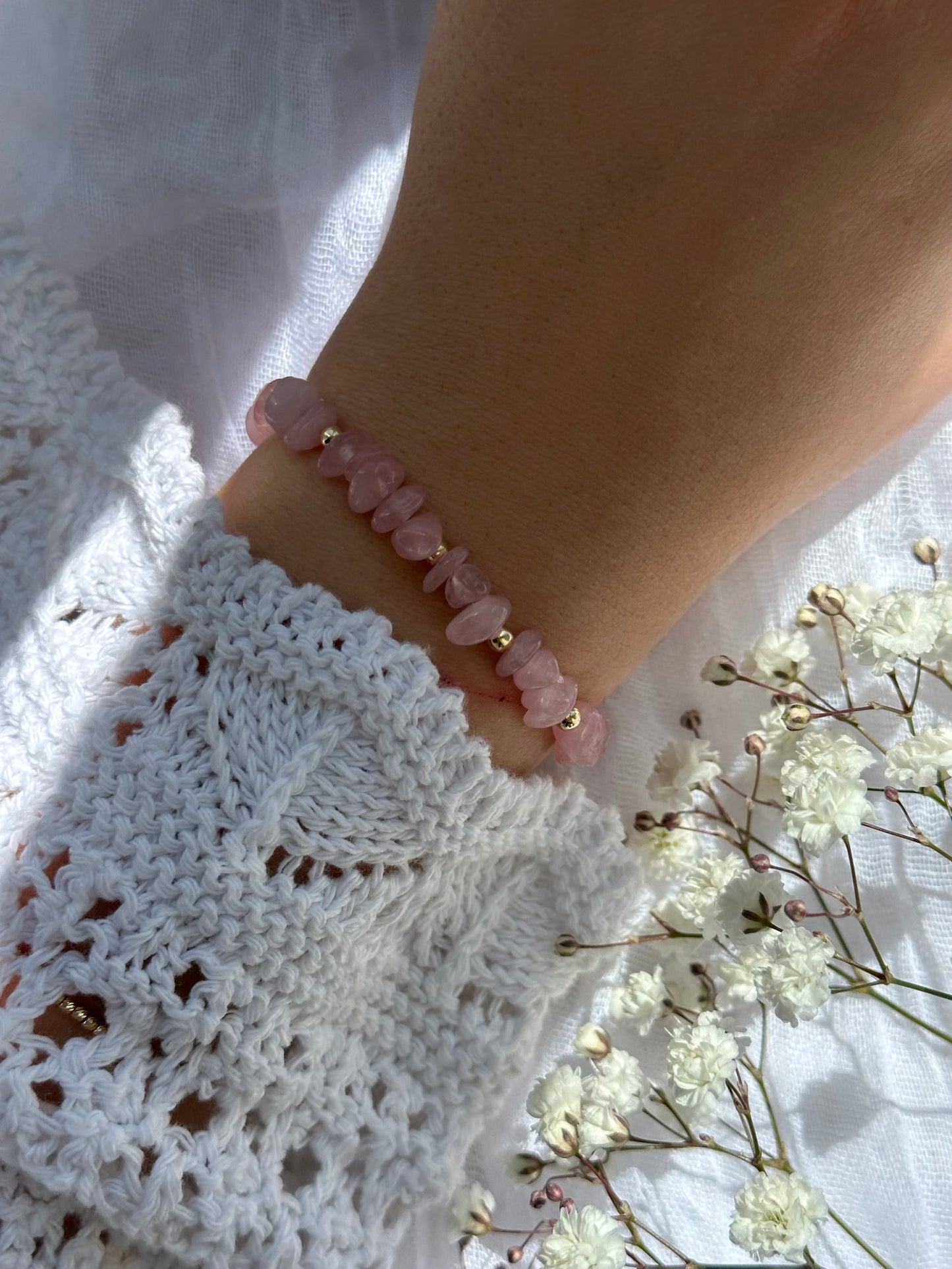 Perlenarmband mit Rosa Natursteinen und goldenen Details - 10748