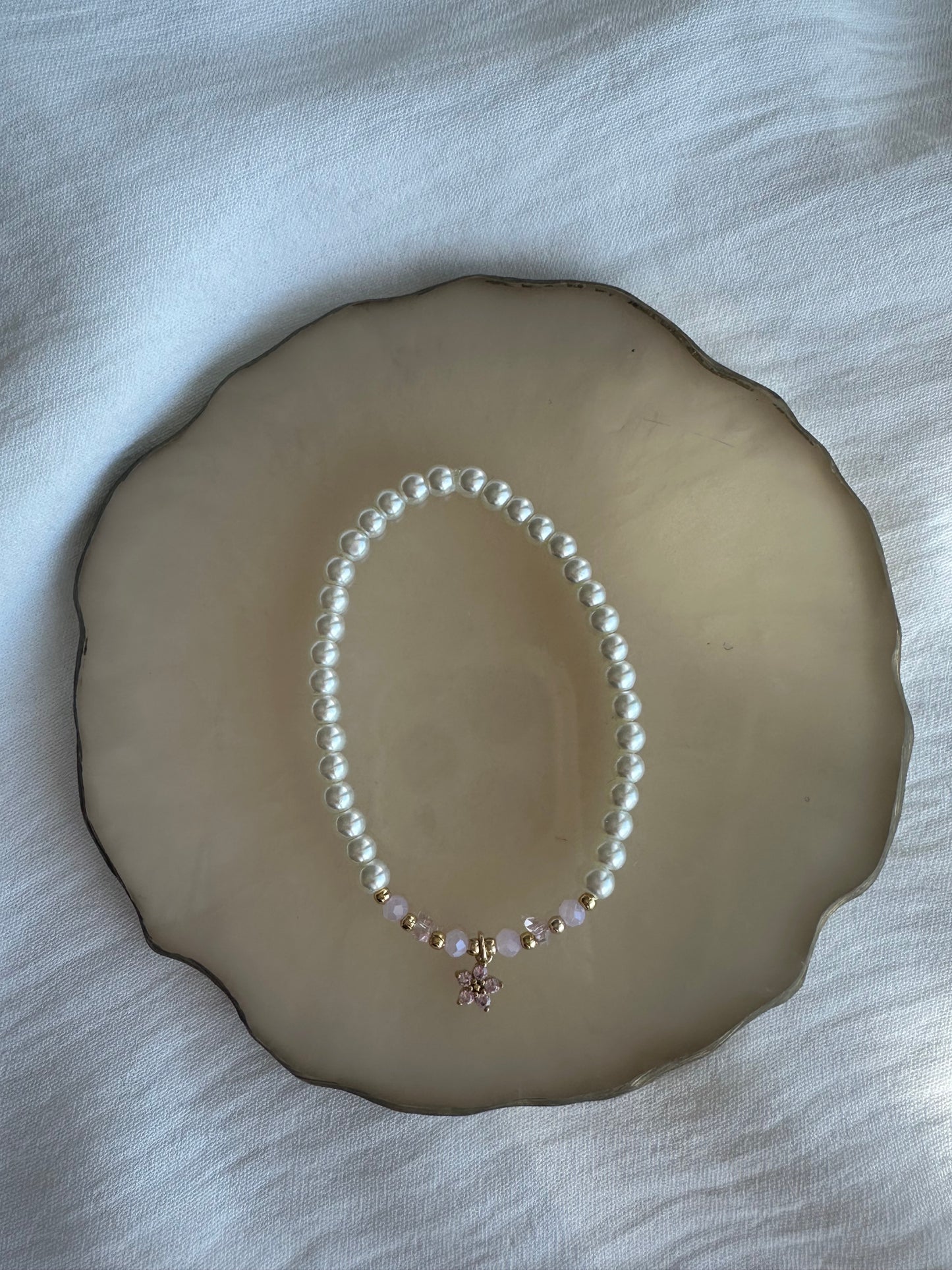 Perlenarmband mit Weißen Glasperlen und Rosa Kristallperlen + Blumen Anhänger - 10457