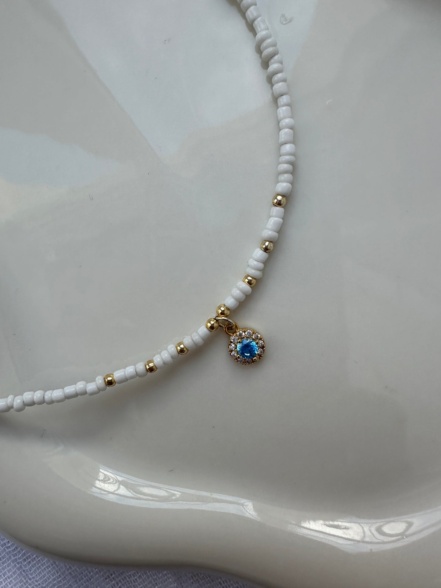 Perlenkette mit Weißen Perlen + Blauer Stein Anhänger - 10141