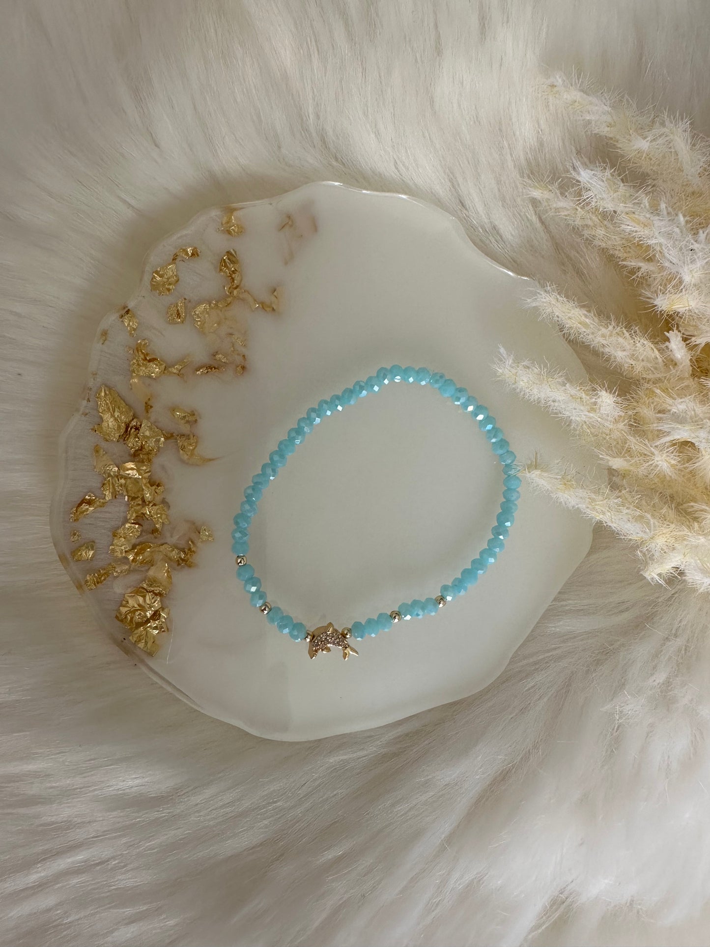 Perlenarmband hellblau mit Delfin Anhänger - 10295