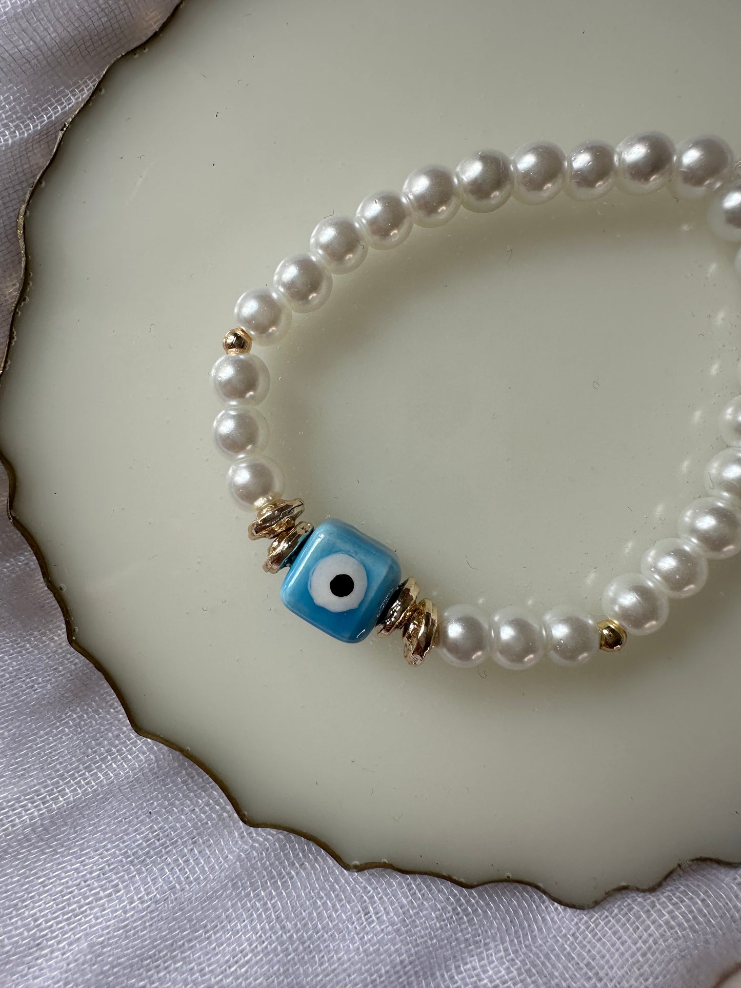 Perlenarmband mit Weißen Perlen und Goldenen Details und Blauen Nazar Anhänger - 10322