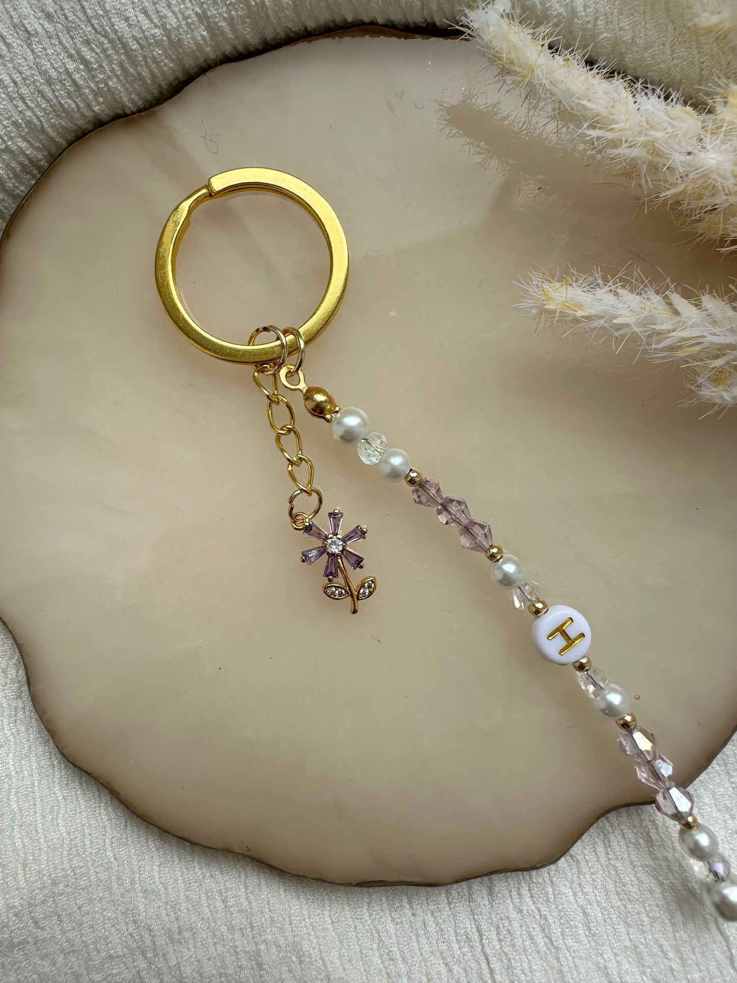 Personalisierter Schlüsselanhänger mit Weißen und Lila Perlen und Blumen Anhänger - 10024