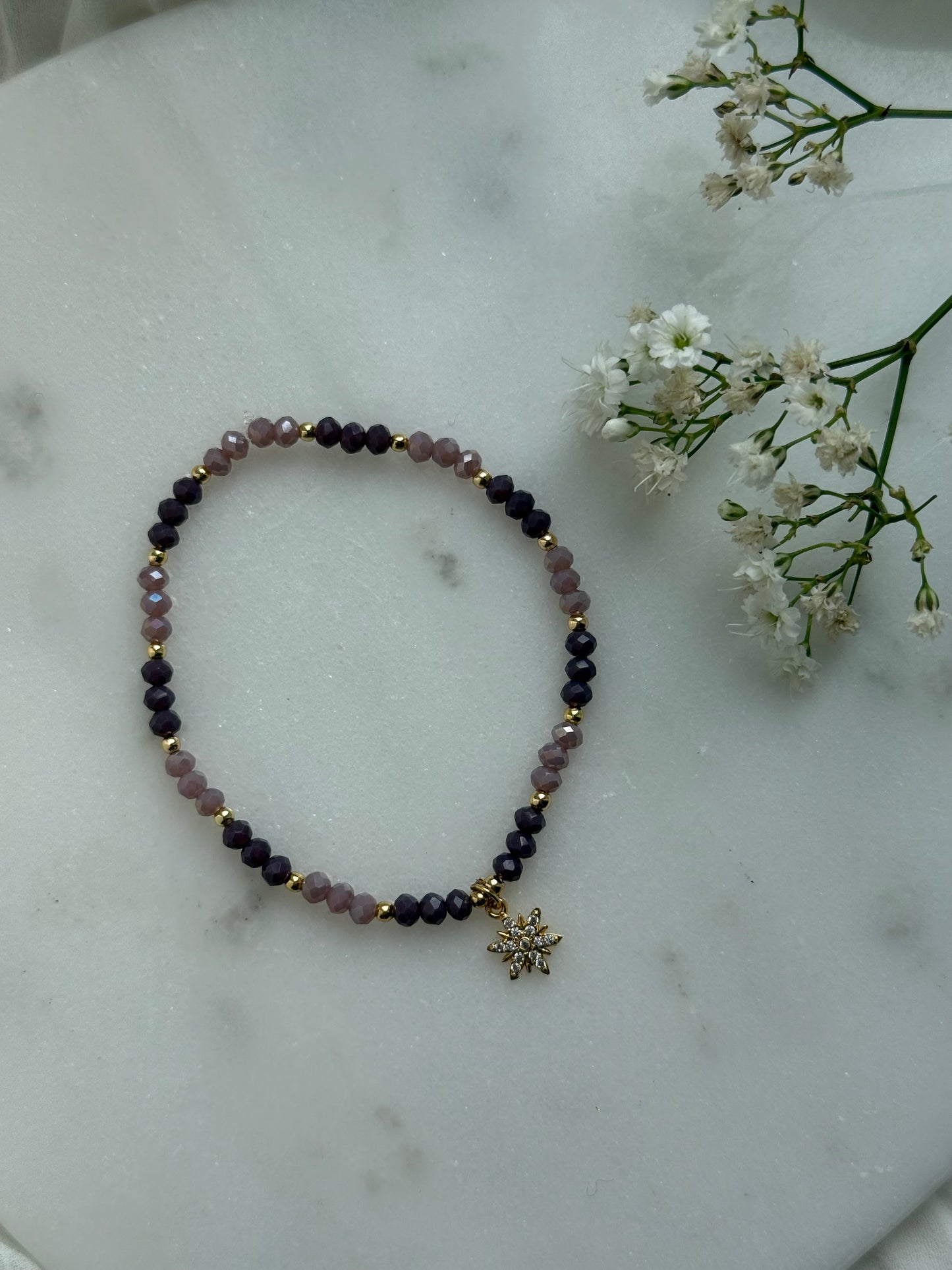Perlenarmband mit Lila Kristallperlen, Goldenen Perlen + Stern Anhänger - 10976