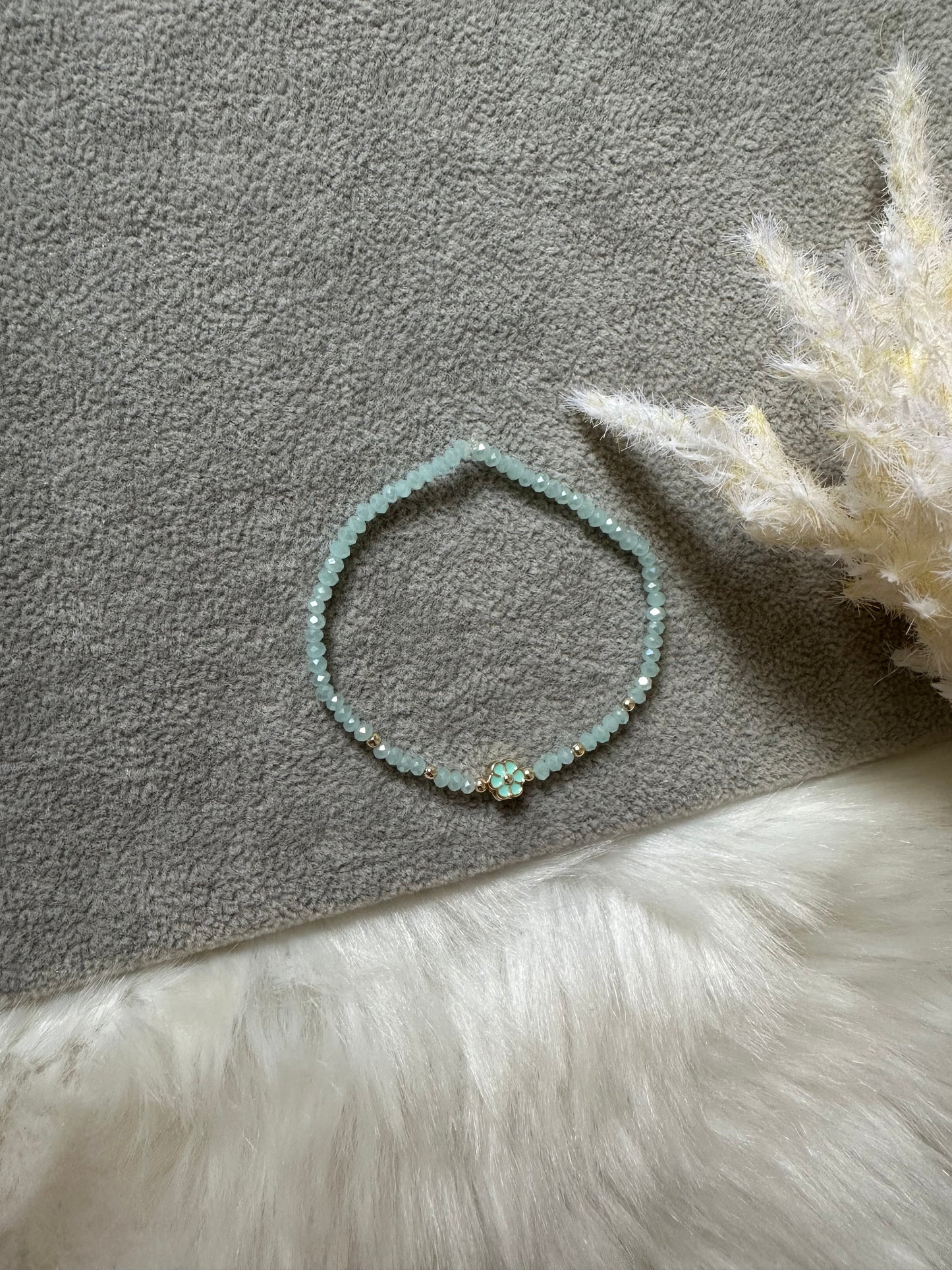 Perlenarmband mit Türkisen Kristallperen und Blumen Anhänger - 10413