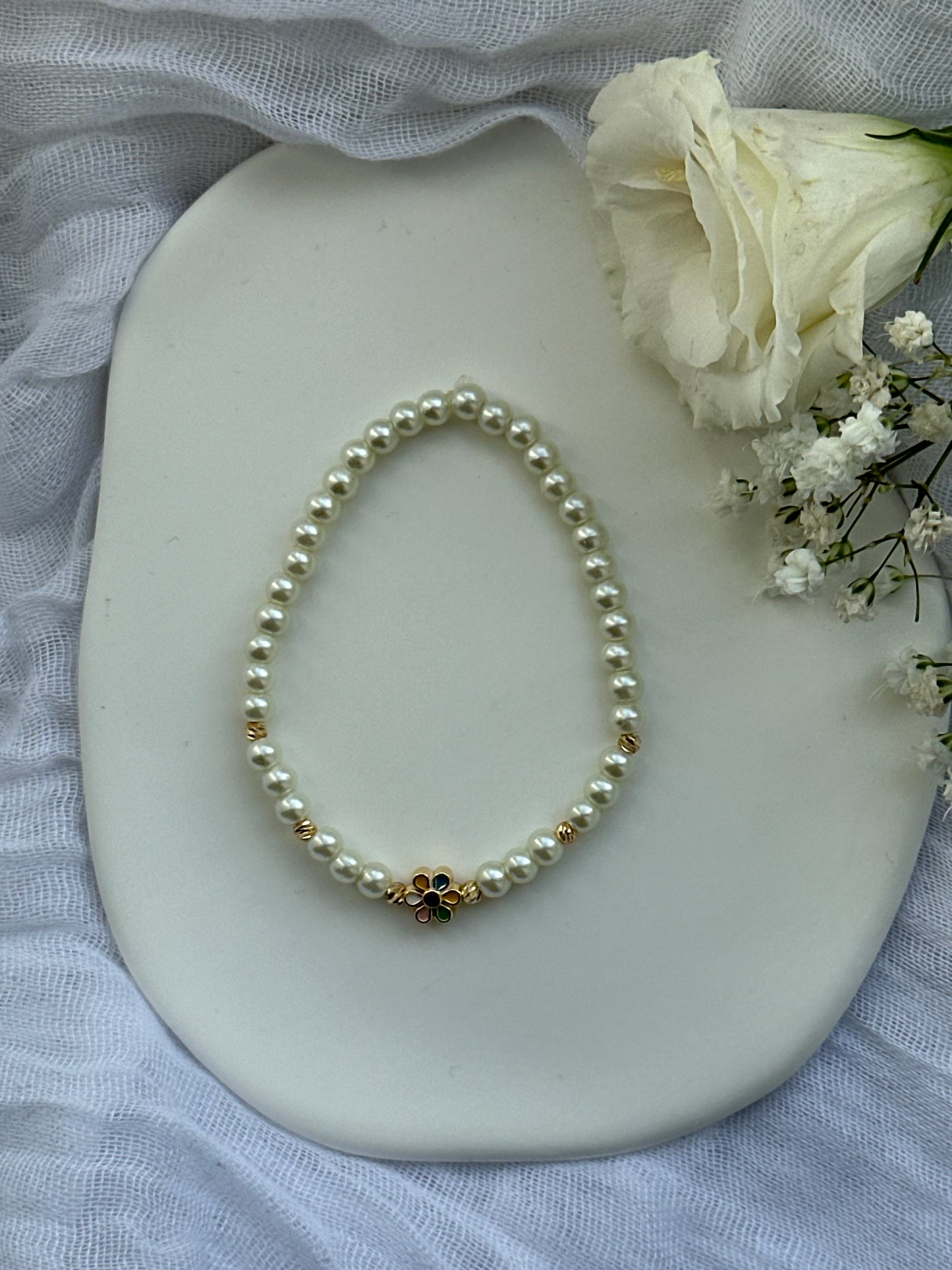 Perlenarmband mit Beigen Perlen und Blumen Anhänger - 10575