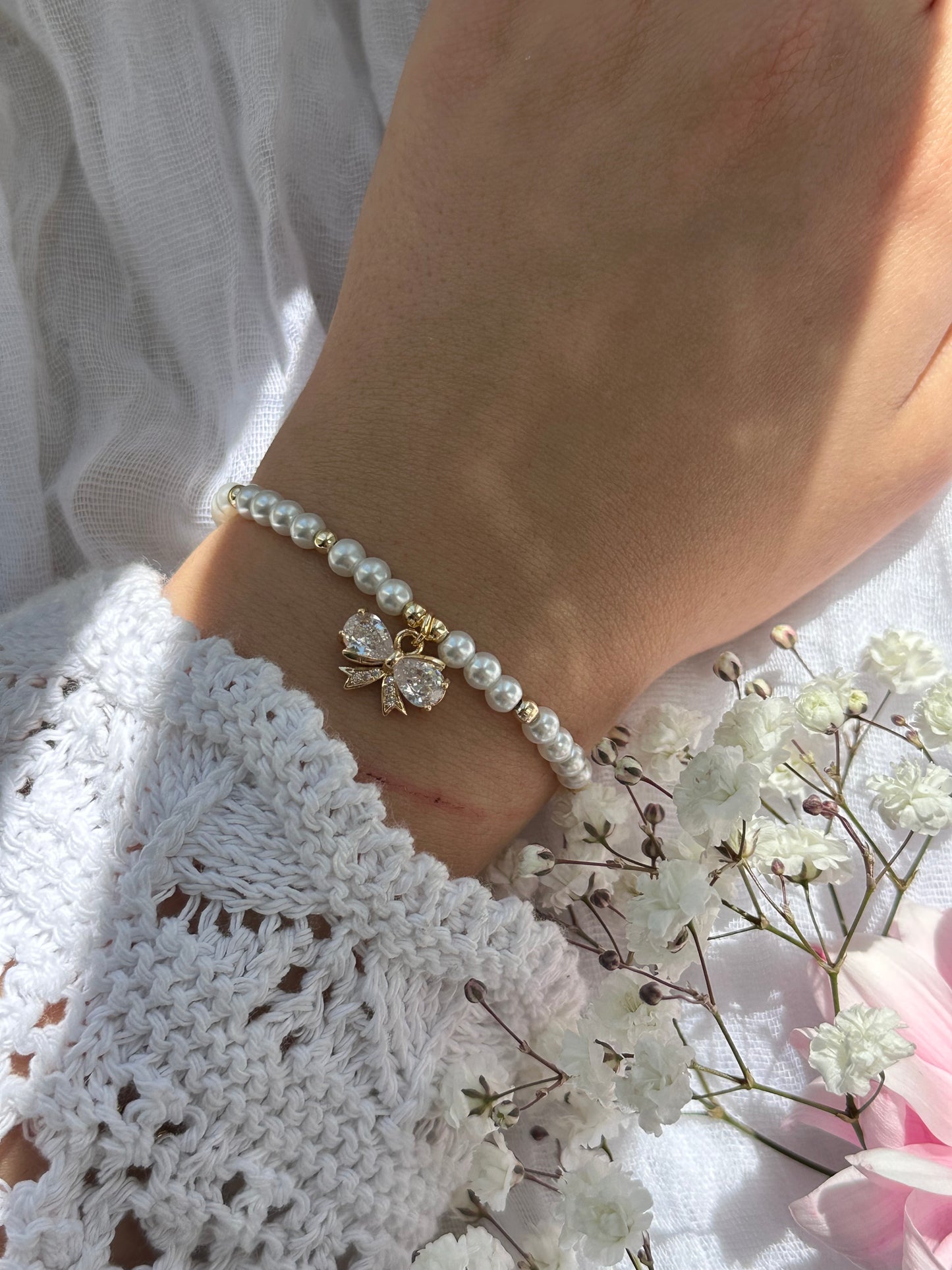 Perlenarmband mit Weißen Glasperlen und goldenen Details + Schleifen Anhänger - 10770