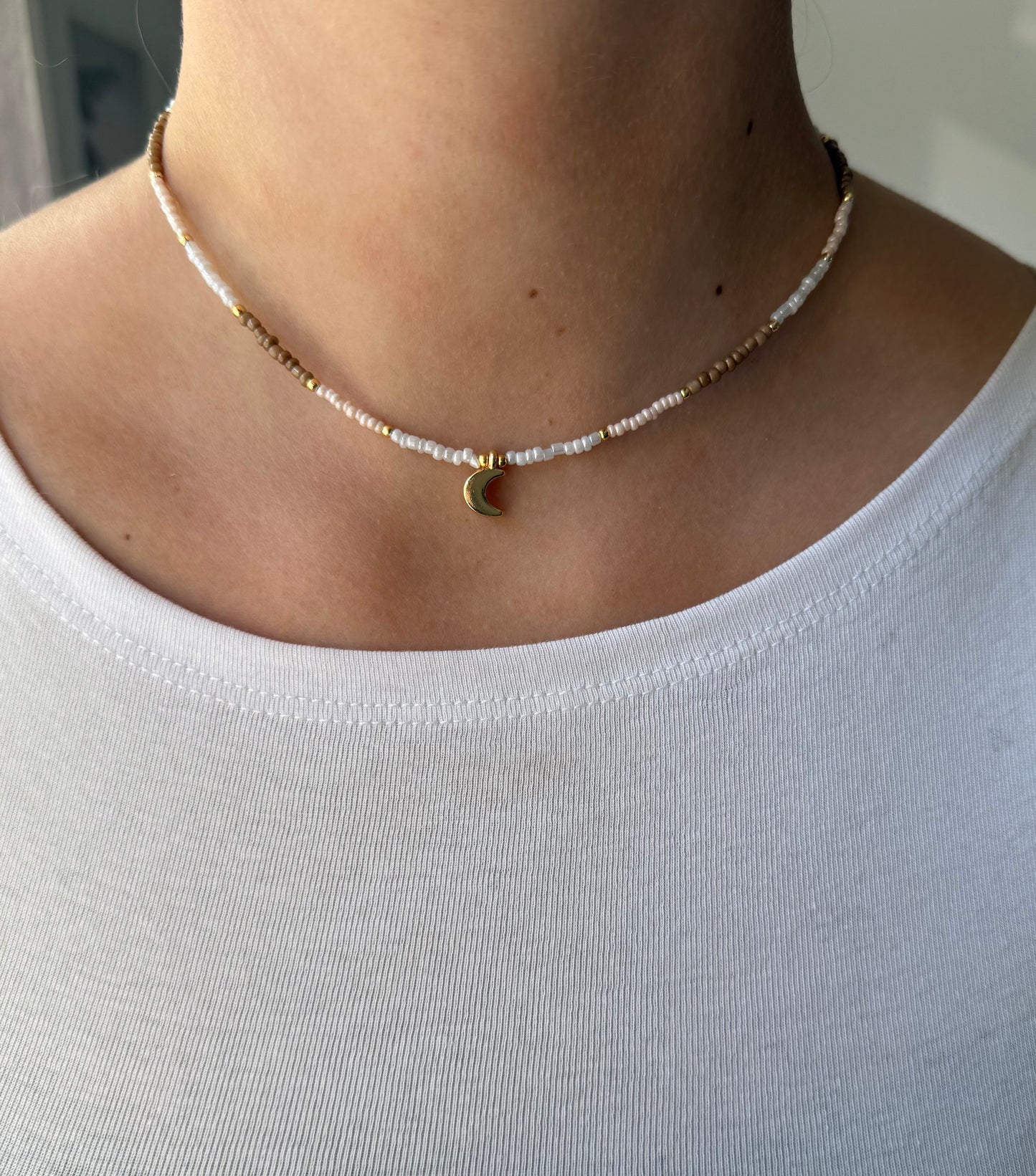 Perlenkette mit Beigen / Braunen / Weißen Perlen und Goldenen Perlen + Mond Anhänger - 11159