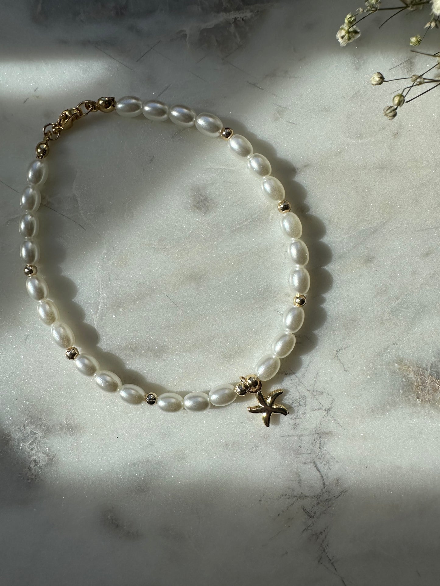 Fußkette mit weißen Perlen und goldenen Perlen und Seestern Anhänger - 10093