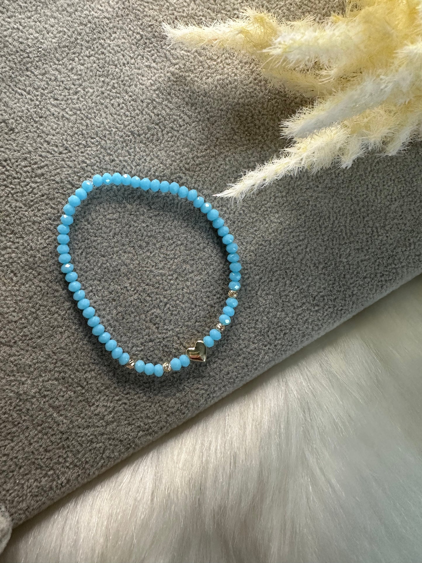 Perlenarmband mit Hellblauen Kristallperlen und einem goldenen Herz Anhänger - 10349