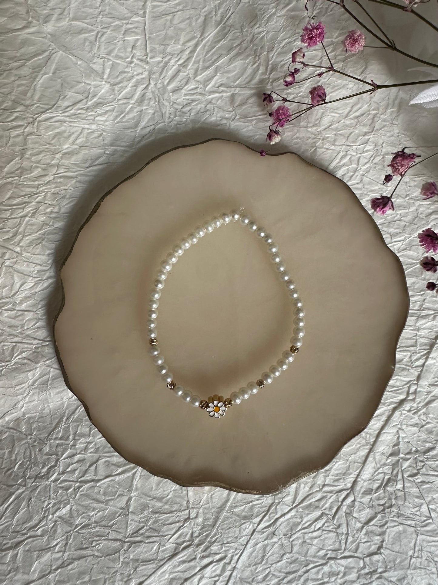 Perlenarmband mit Weißen Perlen und Gänseblümchenanhänger - 10468