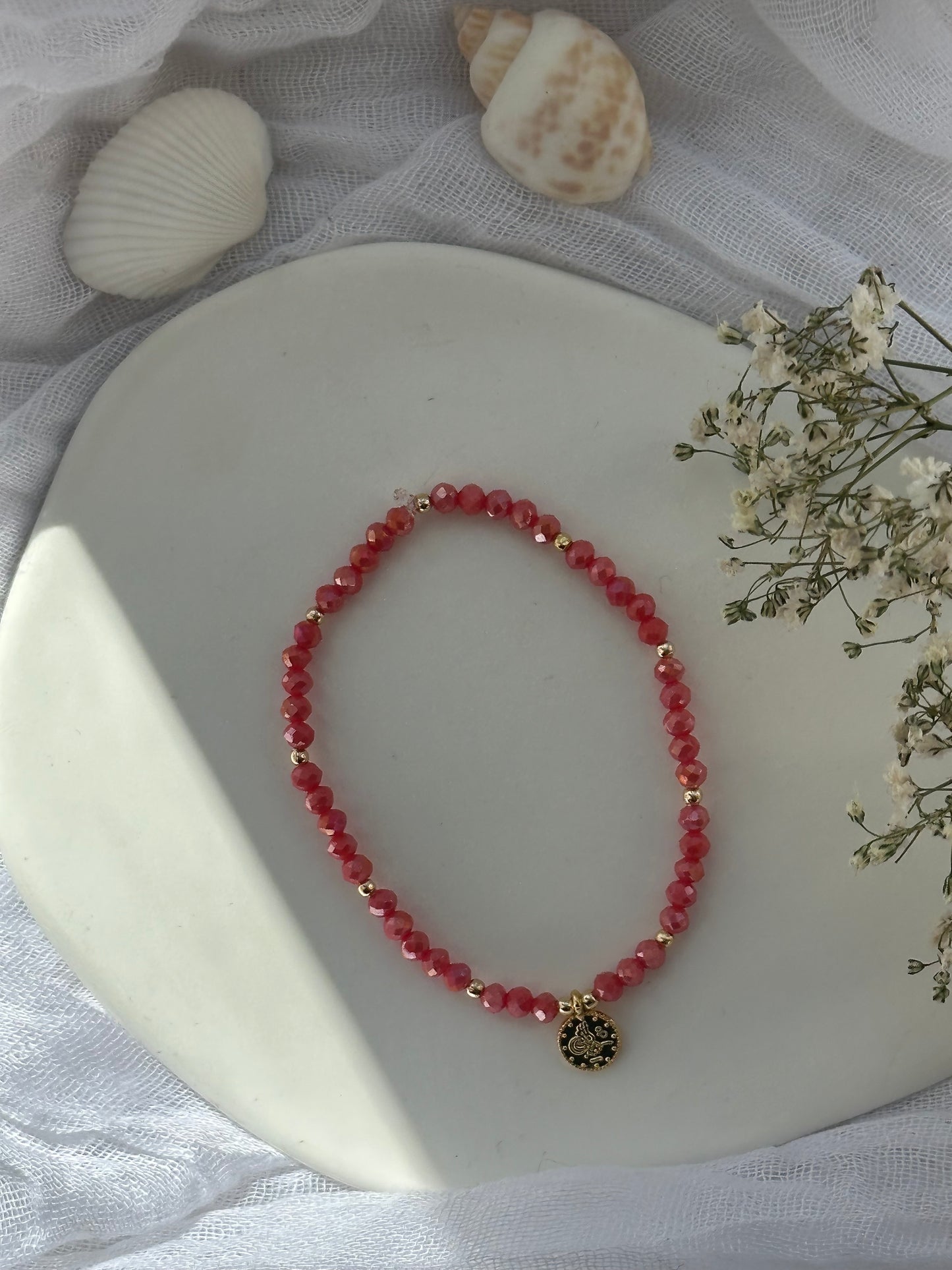 Perlenarmband mit Koralle Kristallperlen und Goldenen Perlen + Goldene Taler Anhänger - 10835