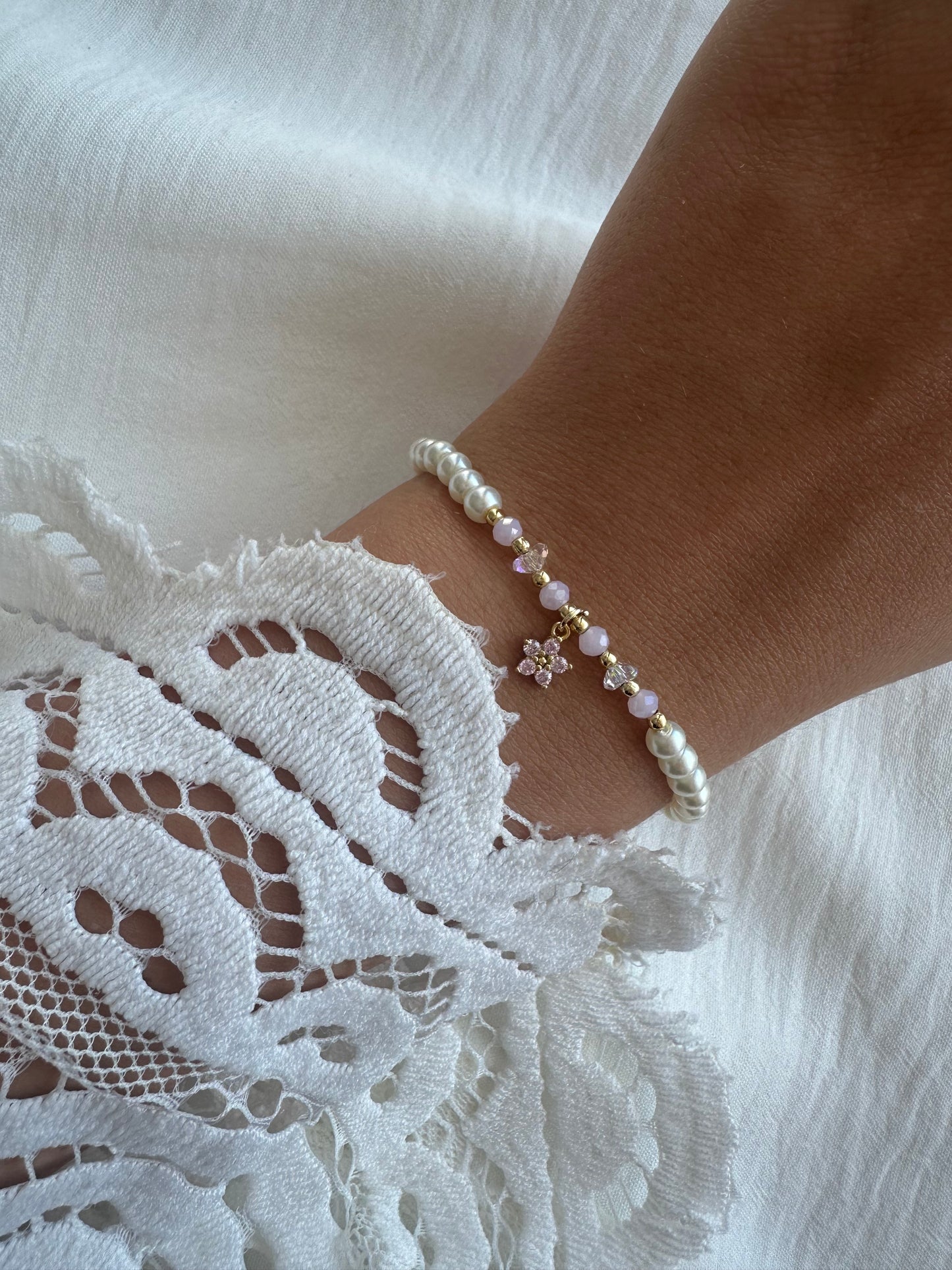 Perlenarmband mit Weißen Glasperlen und Rosa Kristallperlen + Blumen Anhänger - 10457