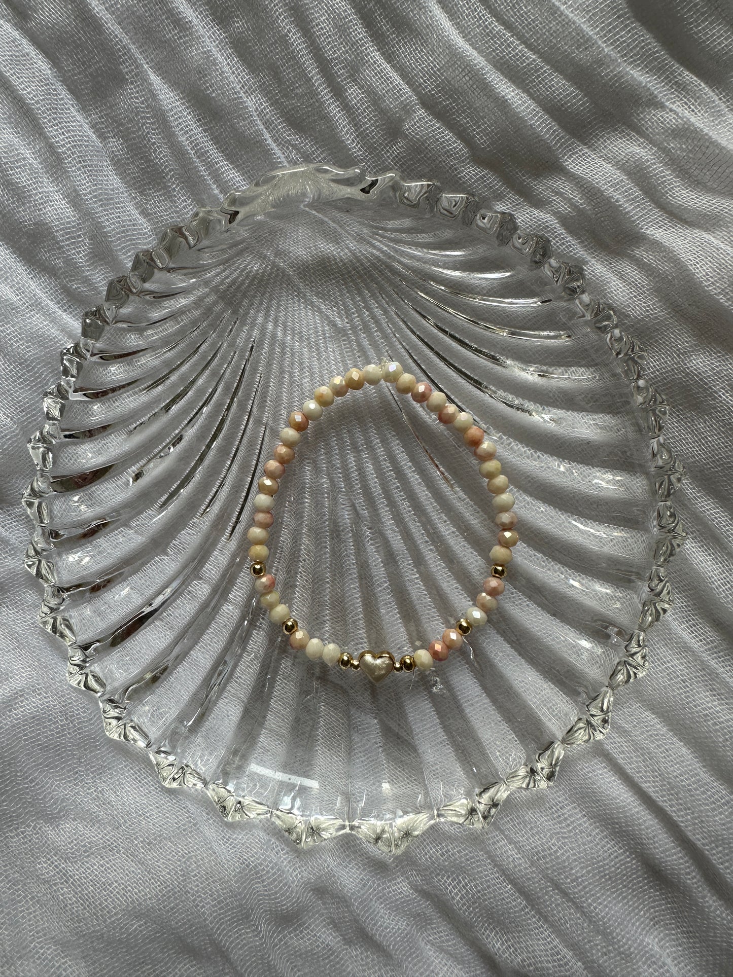Perlenarmband mit Beigen Kristallperlen und Herz Anhänger - 10445