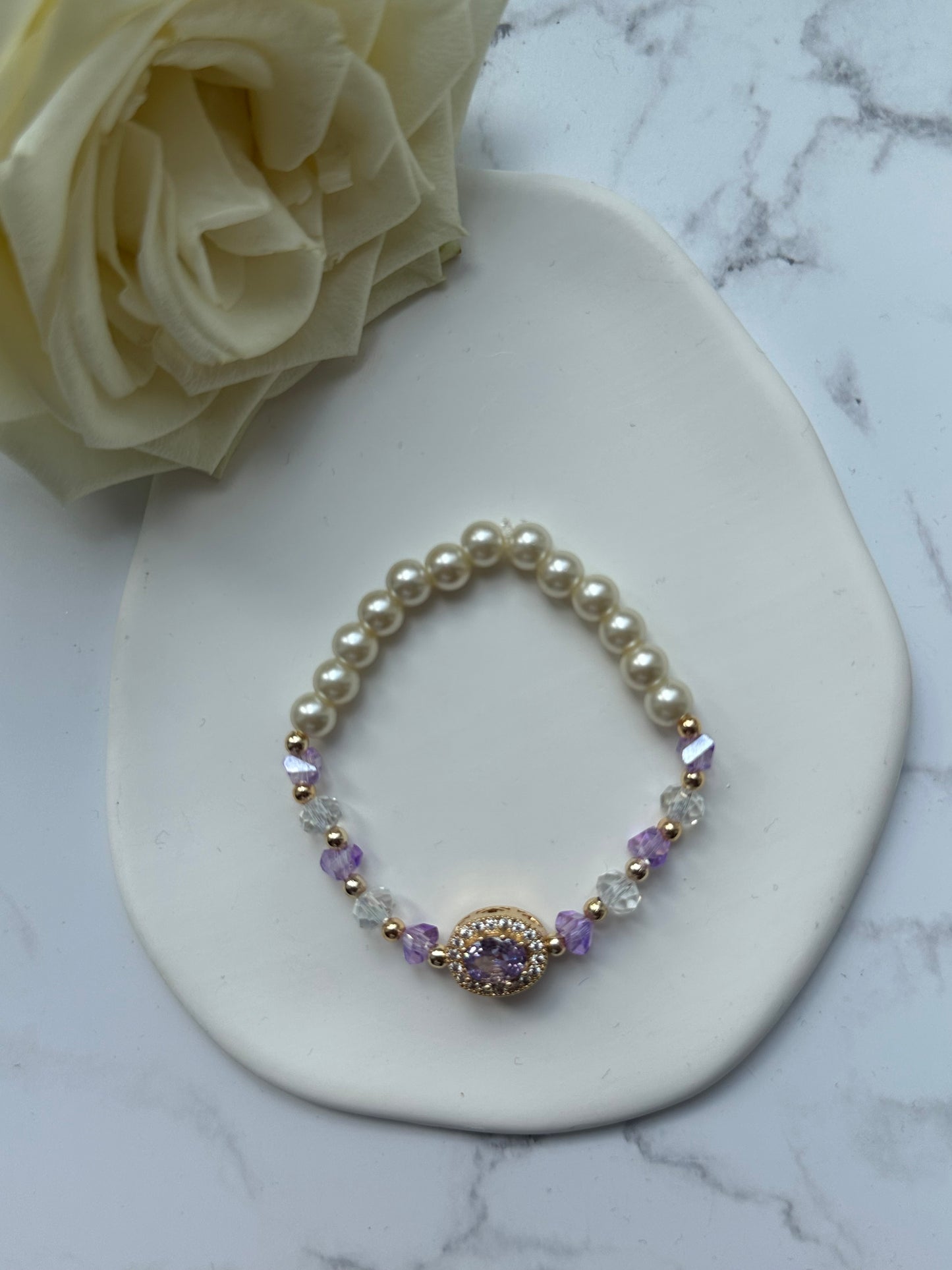 Perlenarmband mit Weißen Glasperlen, Lila Kristallperlen und Goldenen Perlen + Stein Anhänger - 10893