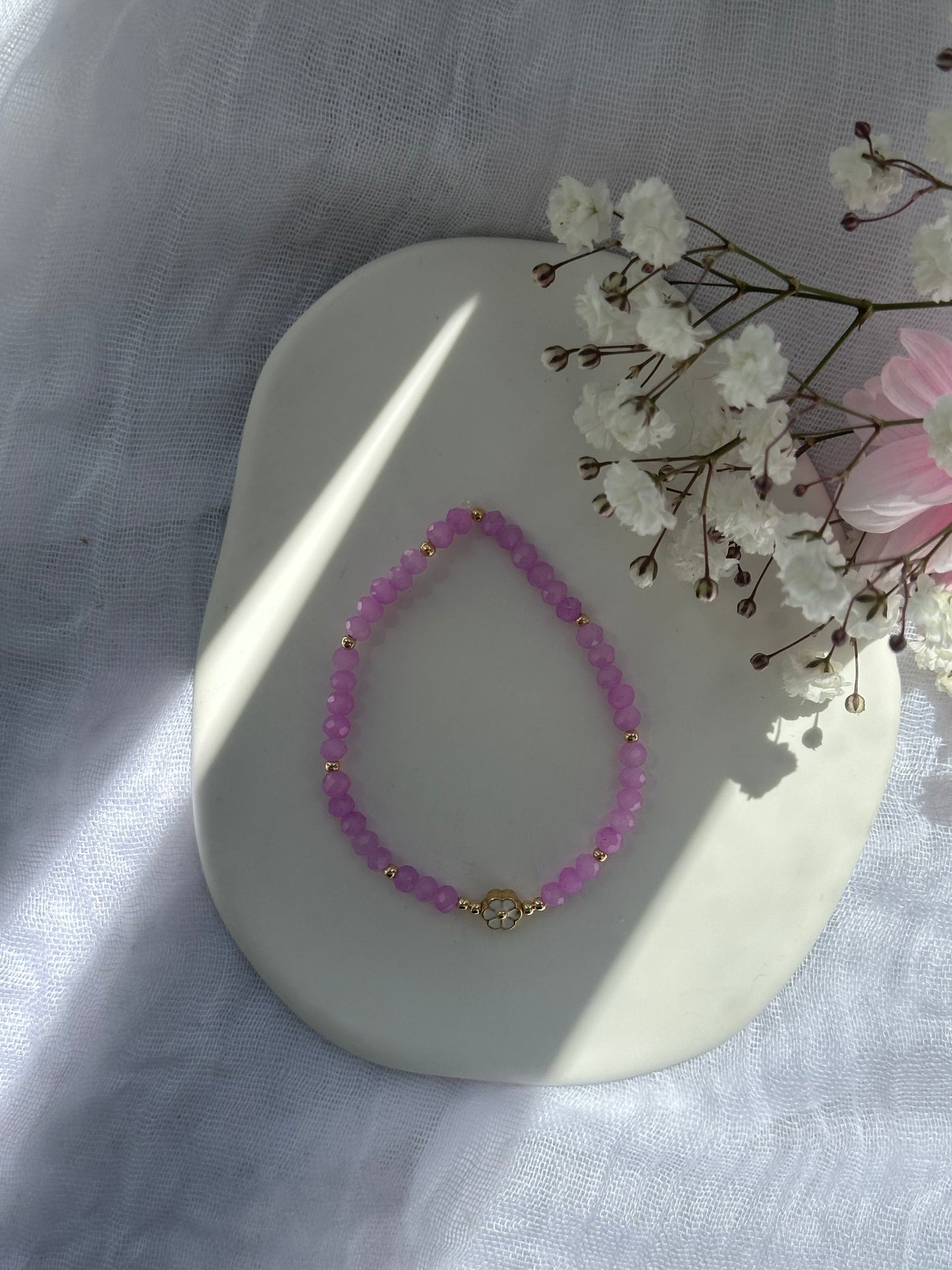 Perlenarmband mit Lila Kristallperlen und goldenen Details + Blumen Anhänger - 10727