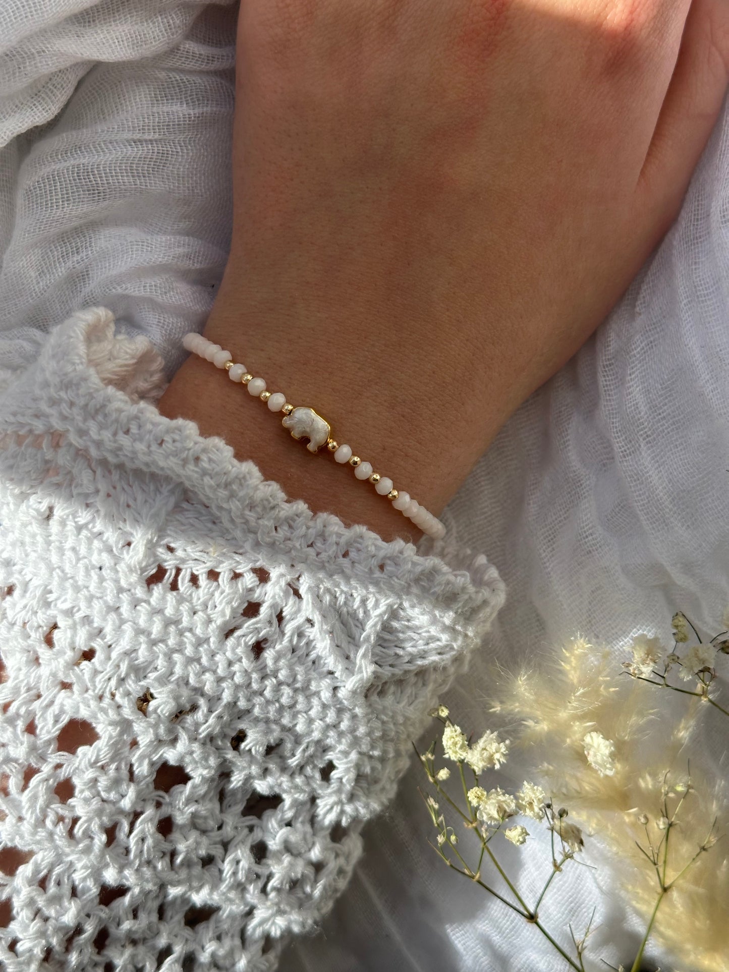 Perlenarmband mit Beigen Kristallperlen + Elefanten Anhänger - 10689