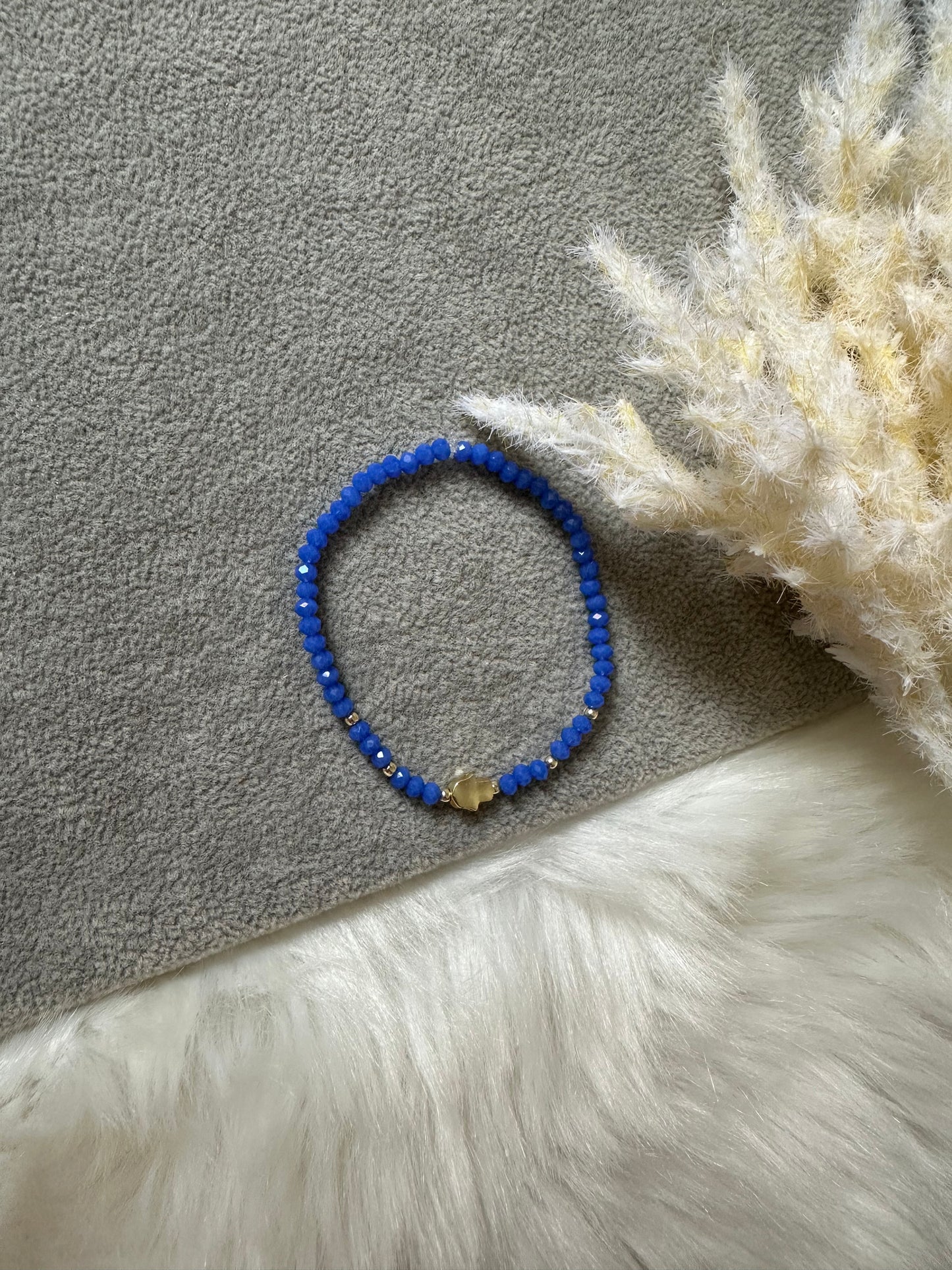 Perlenarmband mit Blauen Kristallperen und Fatimas Hand Anhänger - 10229