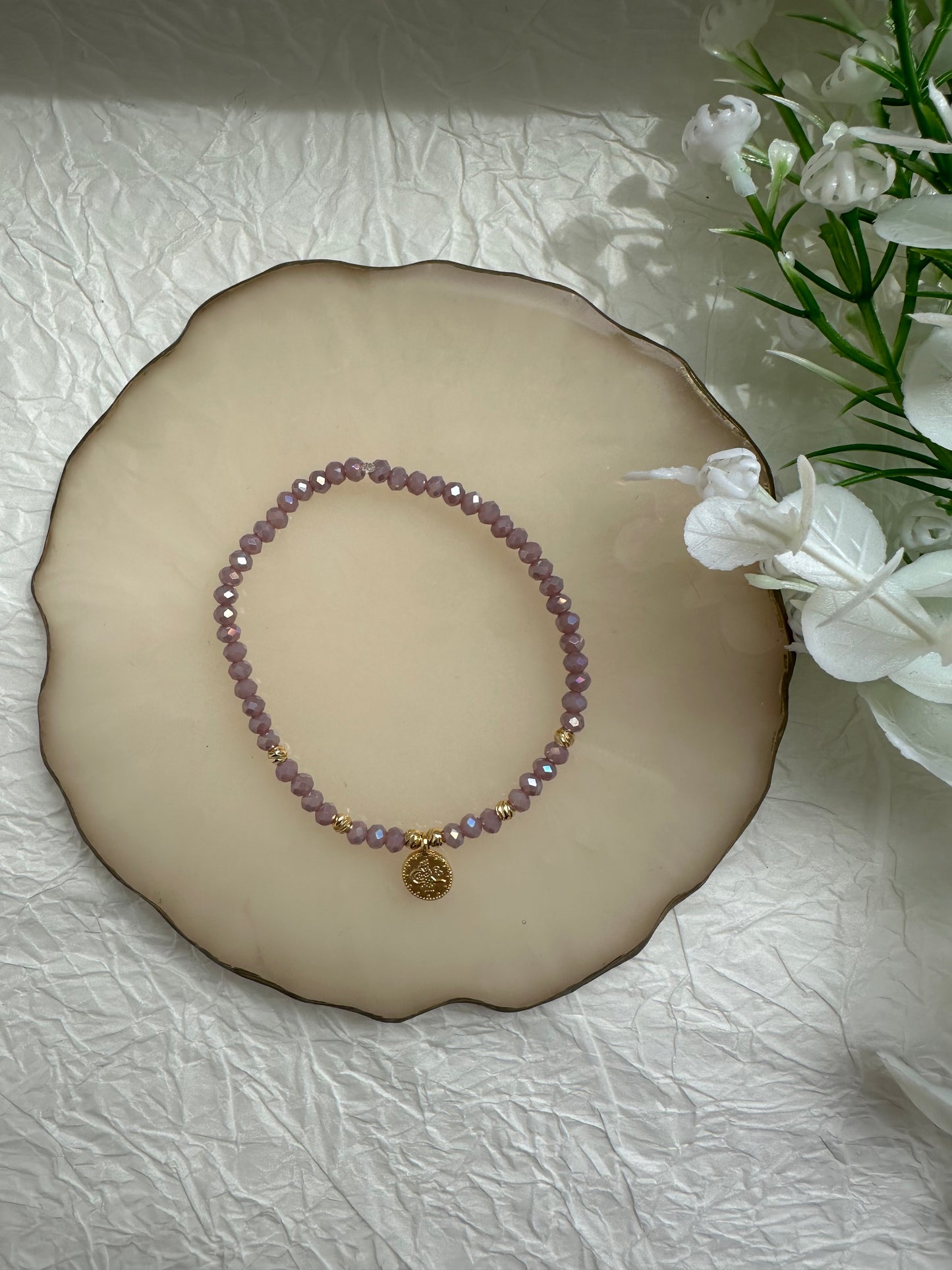 Perlenarmband mit Fliederfarbenen Perlen und Goldenen Taler Anhänger - 10396